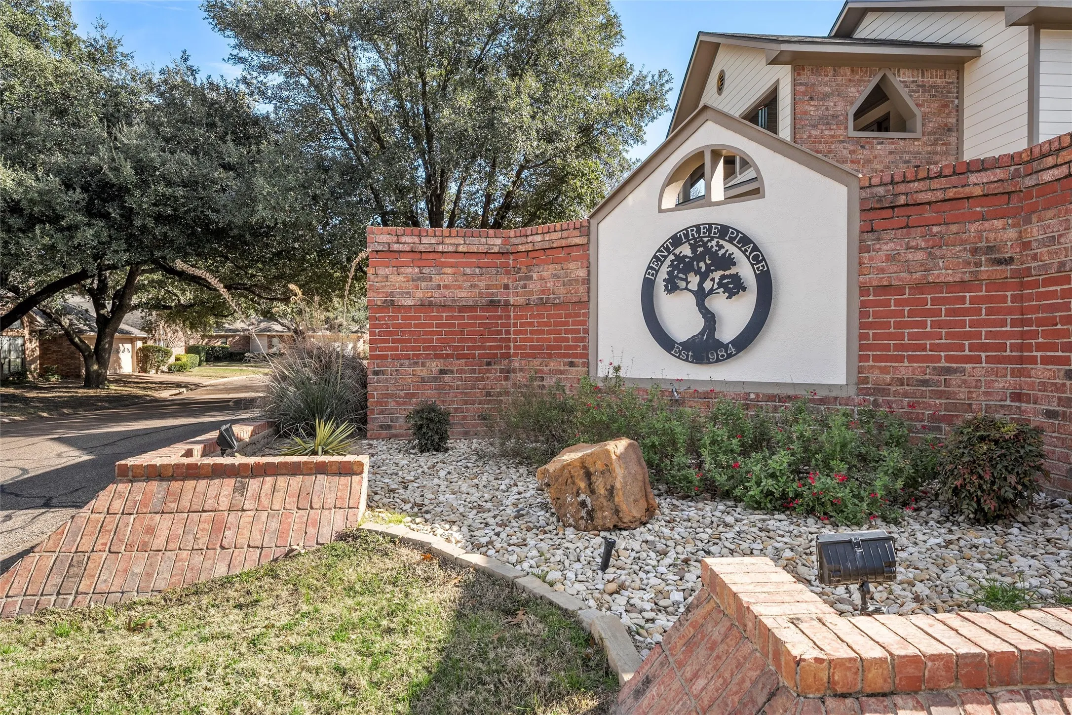 Condominium For Sale in Mc Lennan County , 156 Pleasant Grove Lane 5, Waco, Texas 76712, 2 Bedroom, 2 Bathroom, 1 Garage spaces, 1,656 Sqft, built in 1985, mls#21154082, Real Estate Agent in Waco, Homes For Sale in Mc Lennan county, Homes For Sale in Waco, Realtor in Waco Texas, Real Estate Brokerage Independent Realty Texas, Luminita Cordes Realtor