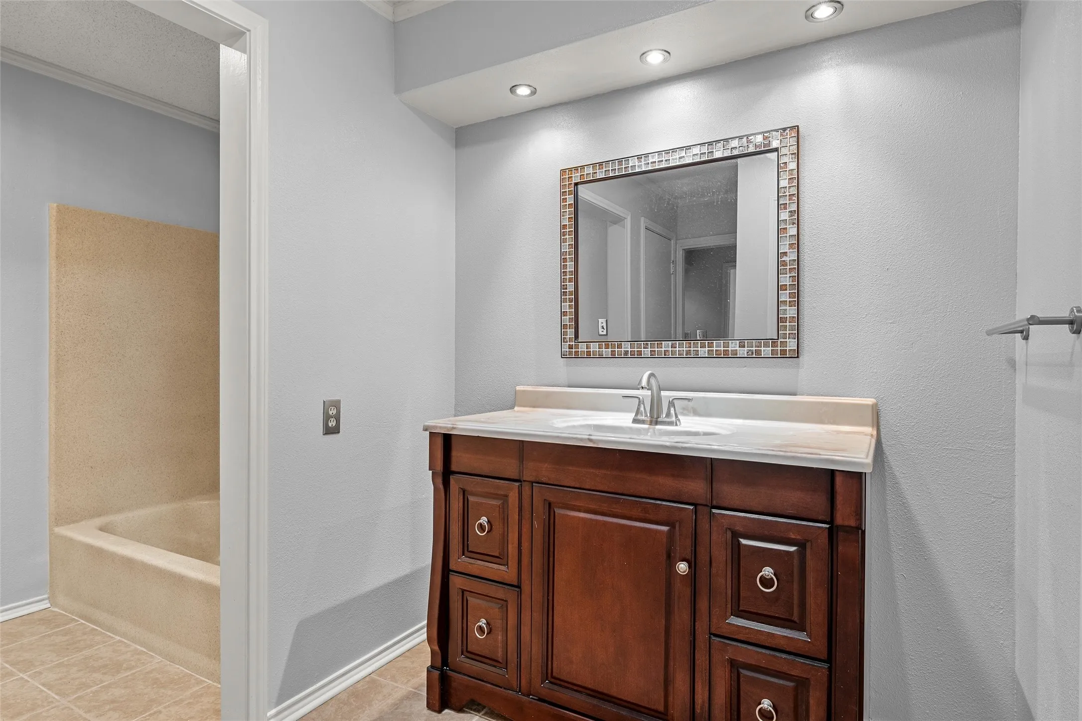 Condominium For Sale in Mc Lennan County , 156 Pleasant Grove Lane 5, Waco, Texas 76712, 2 Bedroom, 2 Bathroom, 1 Garage spaces, 1,656 Sqft, built in 1985, mls#21154082, Real Estate Agent in Waco, Homes For Sale in Mc Lennan county, Homes For Sale in Waco, Realtor in Waco Texas, Real Estate Brokerage Independent Realty Texas, Luminita Cordes Realtor