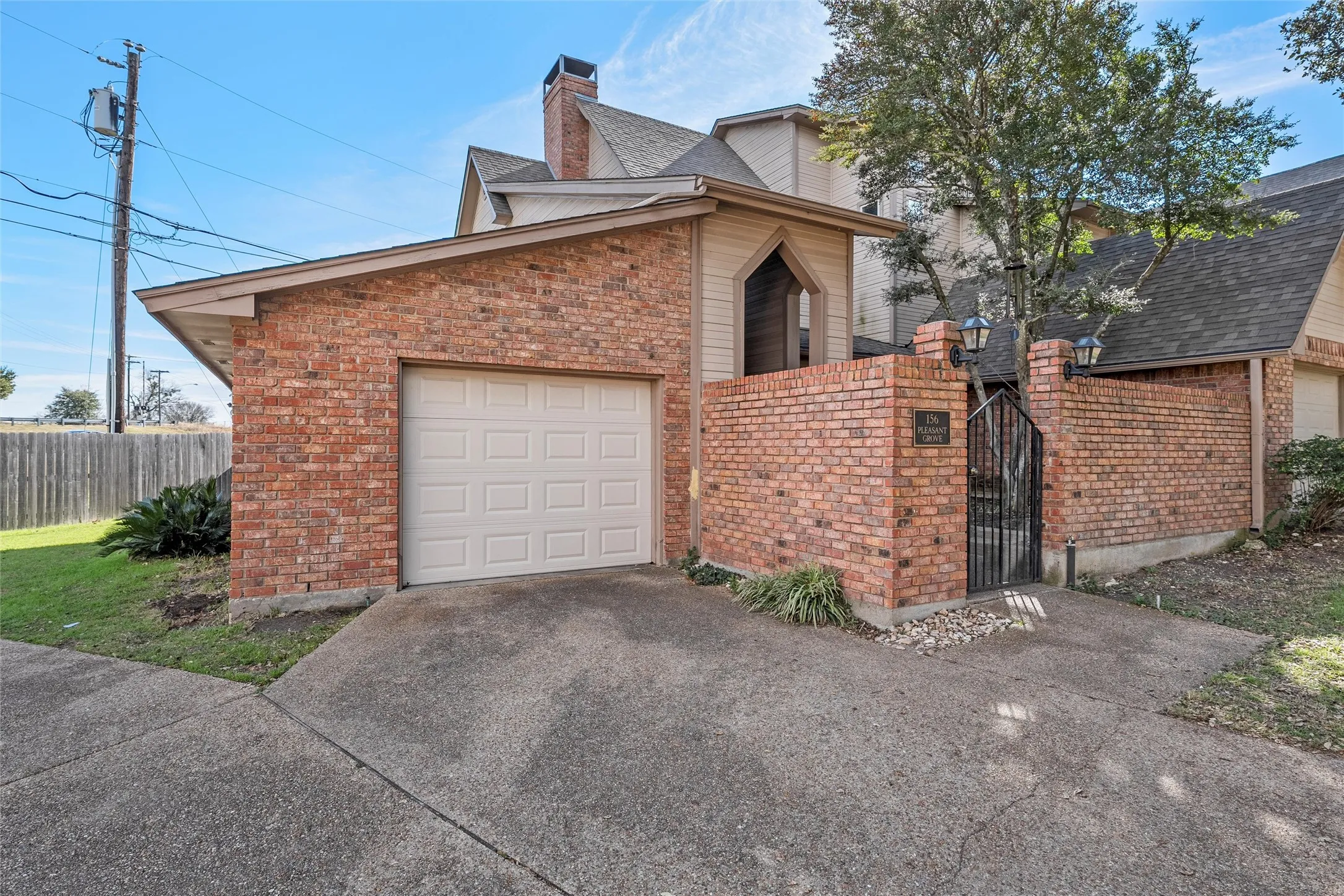 Condominium For Sale in Mc Lennan County , 156 Pleasant Grove Lane 5, Waco, Texas 76712, 2 Bedroom, 2 Bathroom, 1 Garage spaces, 1,656 Sqft, built in 1985, mls#21154082, Real Estate Agent in Waco, Homes For Sale in Mc Lennan county, Homes For Sale in Waco, Realtor in Waco Texas, Real Estate Brokerage Independent Realty Texas, Luminita Cordes Realtor