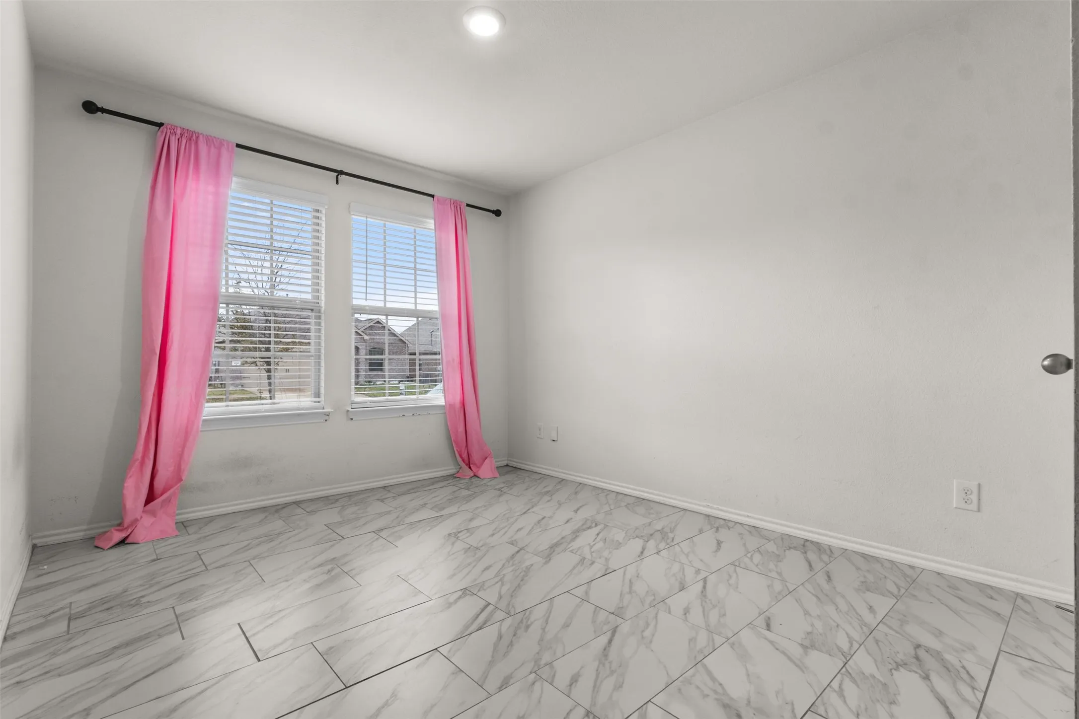 Single Family Residence For Sale in Hunt County , 2141 Palestine Oak Drive, Royse City, Texas 75189, 3 Bedroom, 2 Bathroom, 2 Garage spaces, 1,607 Sqft, built in 2020, Preowned, mls#21154148, Real Estate Agent in Royse City, Homes For Sale in Hunt county, Homes For Sale in Royse City, Realtor in Royse City Texas, Real Estate Brokerage Independent Realty Texas, Luminita Cordes Realtor