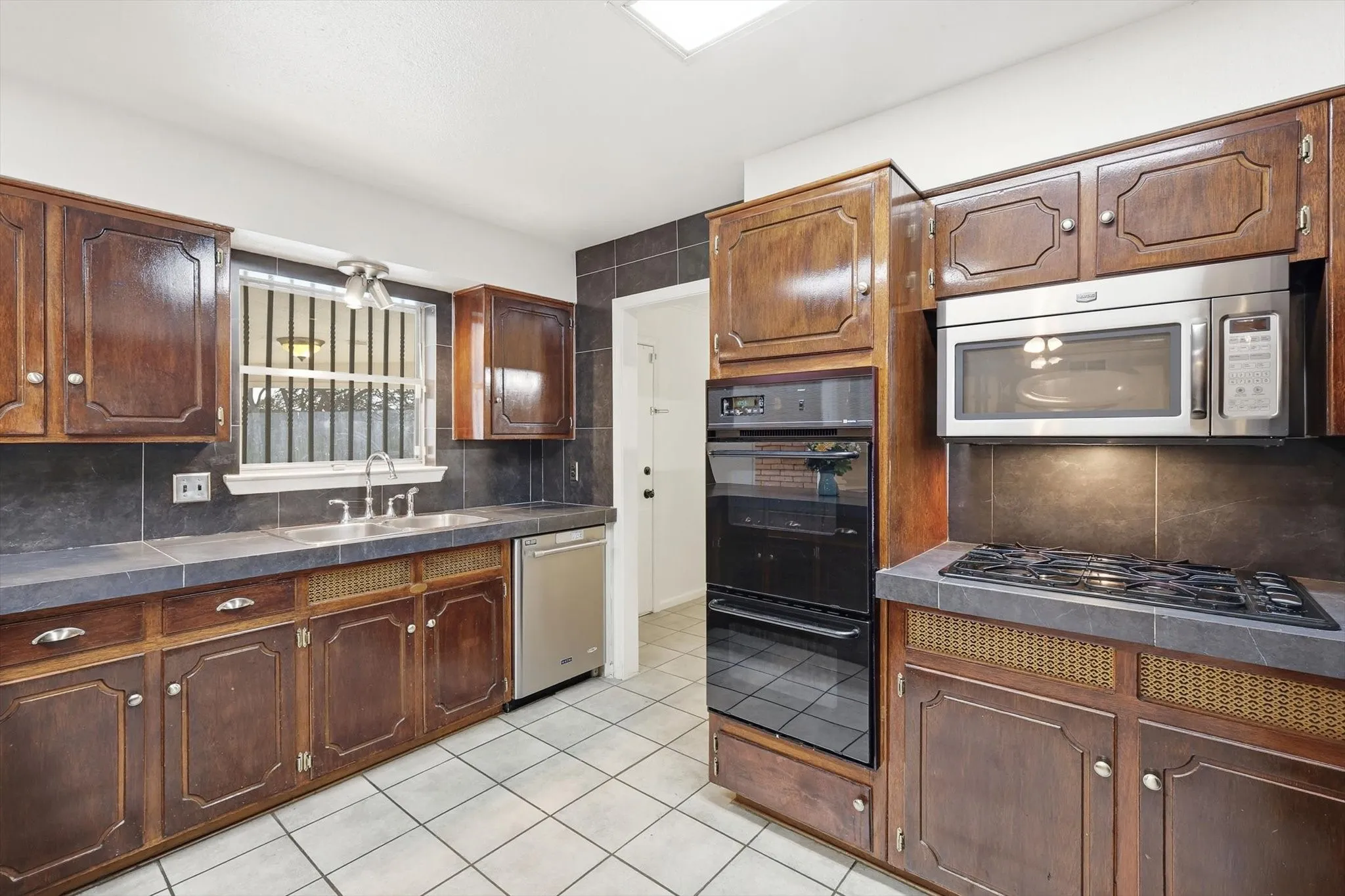 Single Family Residence For Sale in Tarrant County , 1809 Toplea Drive, Euless, Texas 76040, 3 Bedroom, 2 Bathroom, 2 Garage spaces, 1,771 Sqft, built in 1962, mls#21153356, Real Estate Agent in Euless, Homes For Sale in Tarrant county, Homes For Sale in Euless, Realtor in Euless Texas, Real Estate Brokerage Independent Realty Texas, Luminita Cordes Realtor