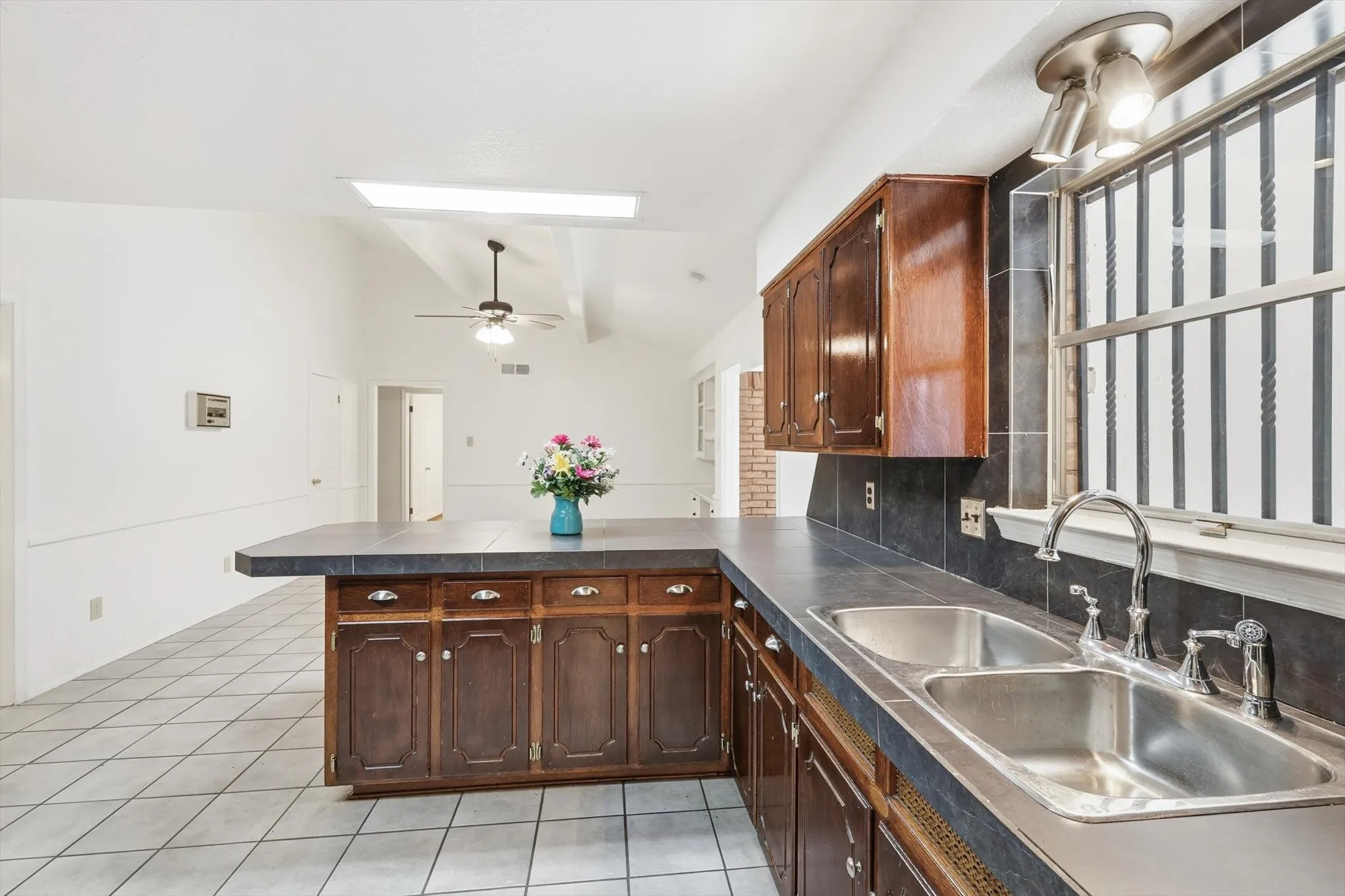 Single Family Residence For Sale in Tarrant County , 1809 Toplea Drive, Euless, Texas 76040, 3 Bedroom, 2 Bathroom, 2 Garage spaces, 1,771 Sqft, built in 1962, mls#21153356, Real Estate Agent in Euless, Homes For Sale in Tarrant county, Homes For Sale in Euless, Realtor in Euless Texas, Real Estate Brokerage Independent Realty Texas, Luminita Cordes Realtor