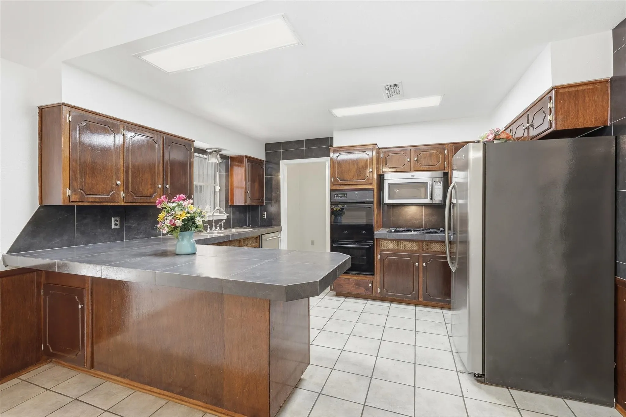 Single Family Residence For Sale in Tarrant County , 1809 Toplea Drive, Euless, Texas 76040, 3 Bedroom, 2 Bathroom, 2 Garage spaces, 1,771 Sqft, built in 1962, mls#21153356, Real Estate Agent in Euless, Homes For Sale in Tarrant county, Homes For Sale in Euless, Realtor in Euless Texas, Real Estate Brokerage Independent Realty Texas, Luminita Cordes Realtor