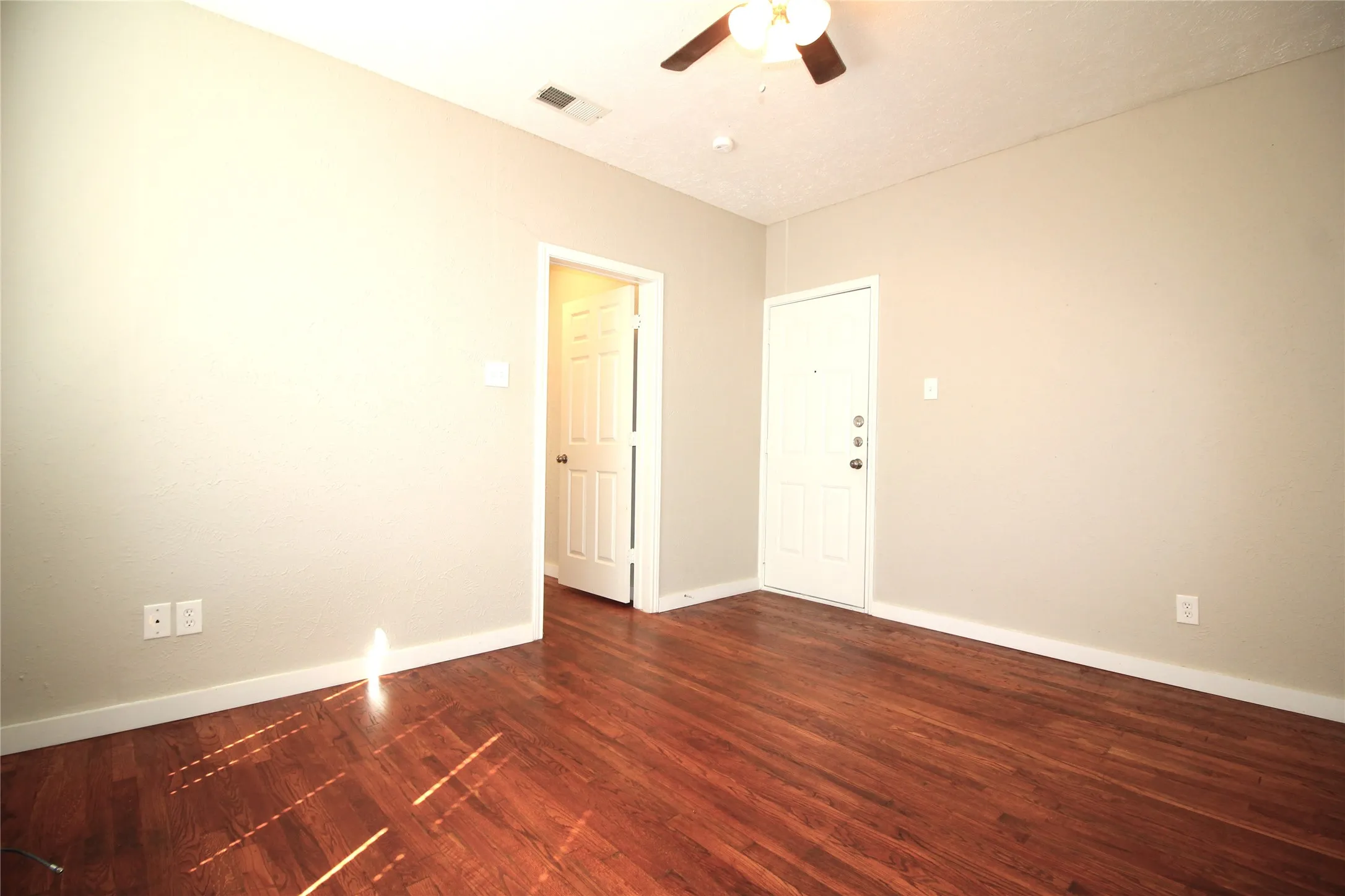 Condominium For Rent in Hunt County , 2309 Wesley Street D, Greenville, Texas 75401, 2 Bedroom, 1 Bathroom, Garage spaces, 1,150 Sqft, built in 1910, Preowned, mls#21152011, Real Estate Agent in Greenville, Homes For Rent in Hunt county, Homes For Rent in Greenville, Realtor in Greenville Texas, Real Estate Brokerage Independent Realty Texas, Luminita Cordes Realtor