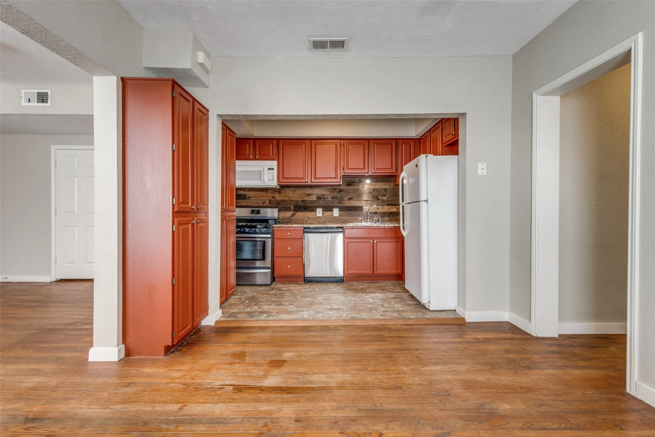 Condominium For Rent in Hunt County , 2309 Wesley Street D, Greenville, Texas 75401, 2 Bedroom, 1 Bathroom, Garage spaces, 1,150 Sqft, built in 1910, Preowned, mls#21152011, Real Estate Agent in Greenville, Homes For Rent in Hunt county, Homes For Rent in Greenville, Realtor in Greenville Texas, Real Estate Brokerage Independent Realty Texas, Luminita Cordes Realtor