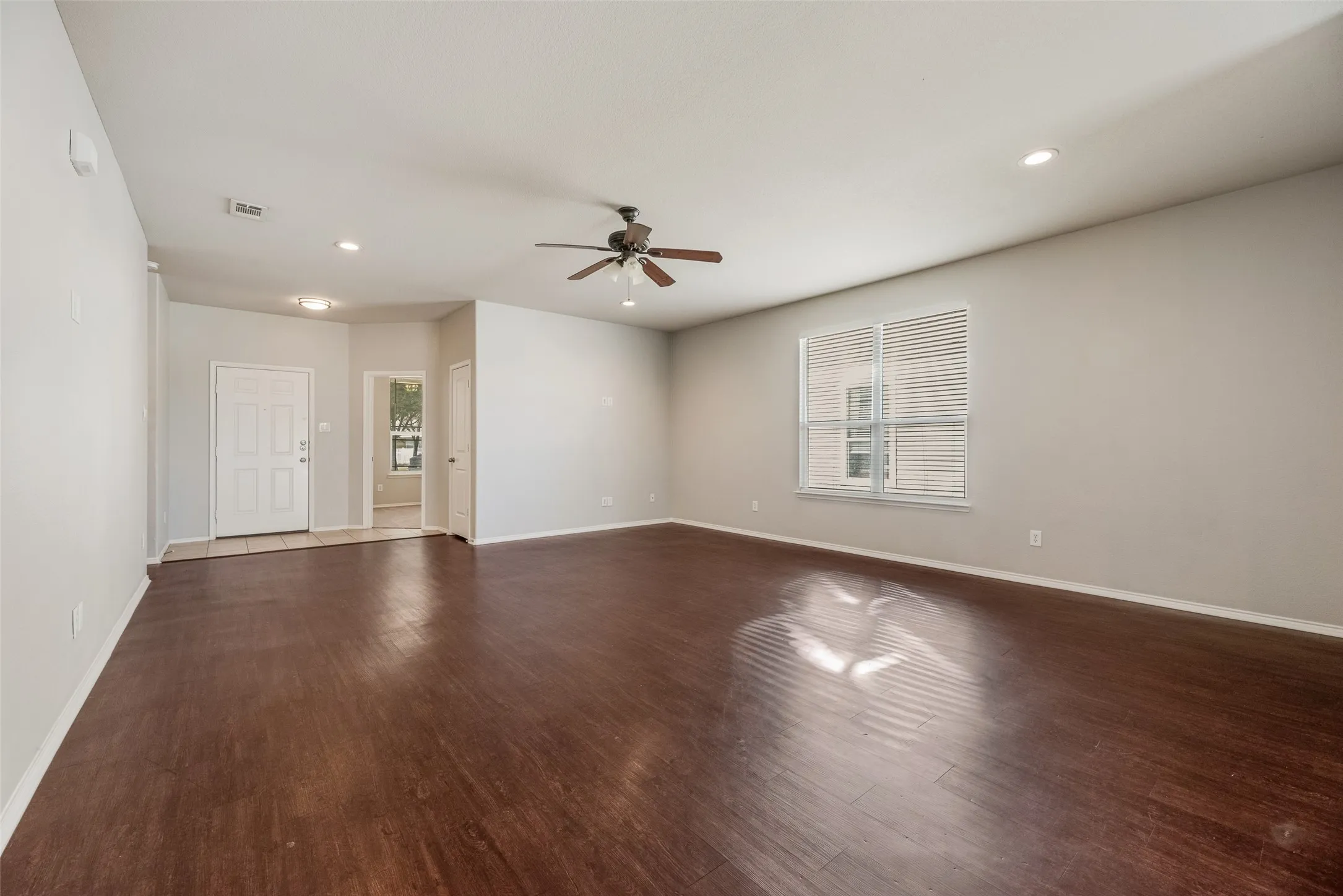 Single Family Residence For Sale in Denton County , 1724 Murphy Court, Providence Village, Texas 76227, 3 Bedroom, 2 Bathroom, 2 Garage spaces, 1,687 Sqft, built in 2010, mls#21154447, Real Estate Agent in Providence Village, Homes For Sale in Denton county, Homes For Sale in Providence Village, Realtor in Providence Village Texas, Real Estate Brokerage Independent Realty Texas, Luminita Cordes Realtor