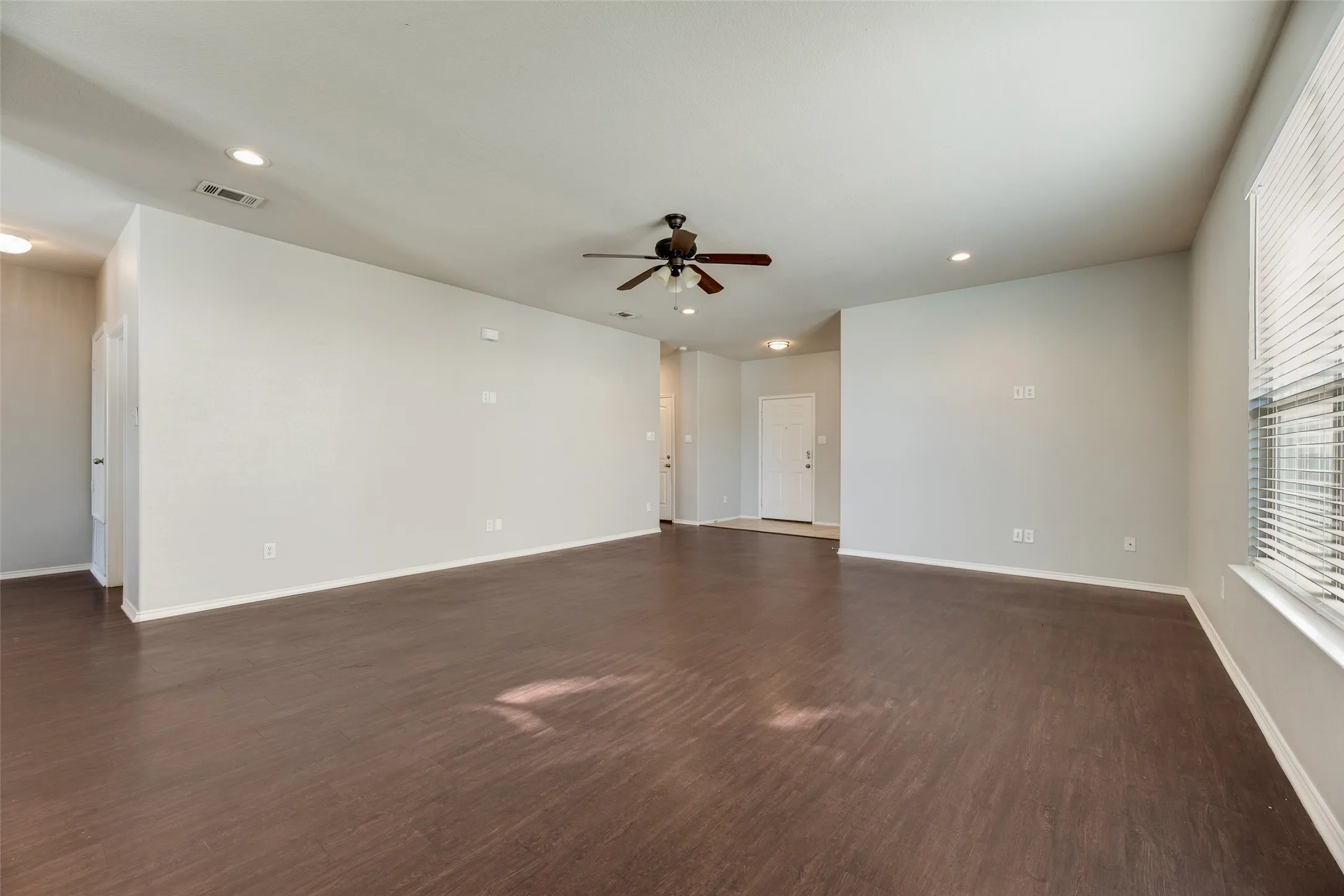Single Family Residence For Sale in Denton County , 1724 Murphy Court, Providence Village, Texas 76227, 3 Bedroom, 2 Bathroom, 2 Garage spaces, 1,687 Sqft, built in 2010, mls#21154447, Real Estate Agent in Providence Village, Homes For Sale in Denton county, Homes For Sale in Providence Village, Realtor in Providence Village Texas, Real Estate Brokerage Independent Realty Texas, Luminita Cordes Realtor