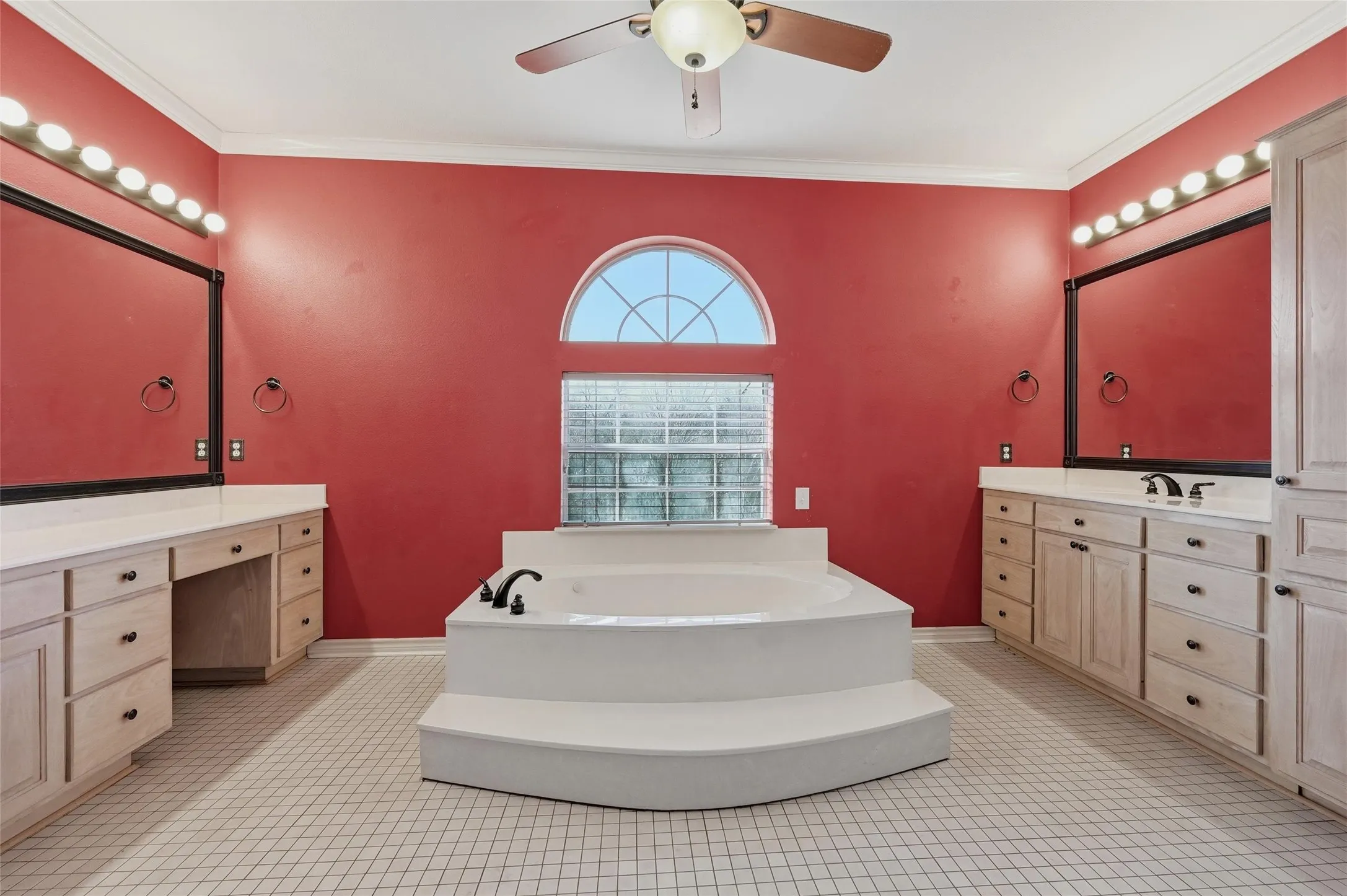 Single Family Residence For Sale in Grayson County , 2210 Meadows Lane, Sherman, Texas 75092, 4 Bedroom, 5 Bathroom, 2 Garage spaces, 3,301 Sqft, built in 1993, Preowned, mls#21153981, Real Estate Agent in Sherman, Homes For Sale in Grayson county, Homes For Sale in Sherman, Realtor in Sherman Texas, Real Estate Brokerage Independent Realty Texas, Luminita Cordes Realtor