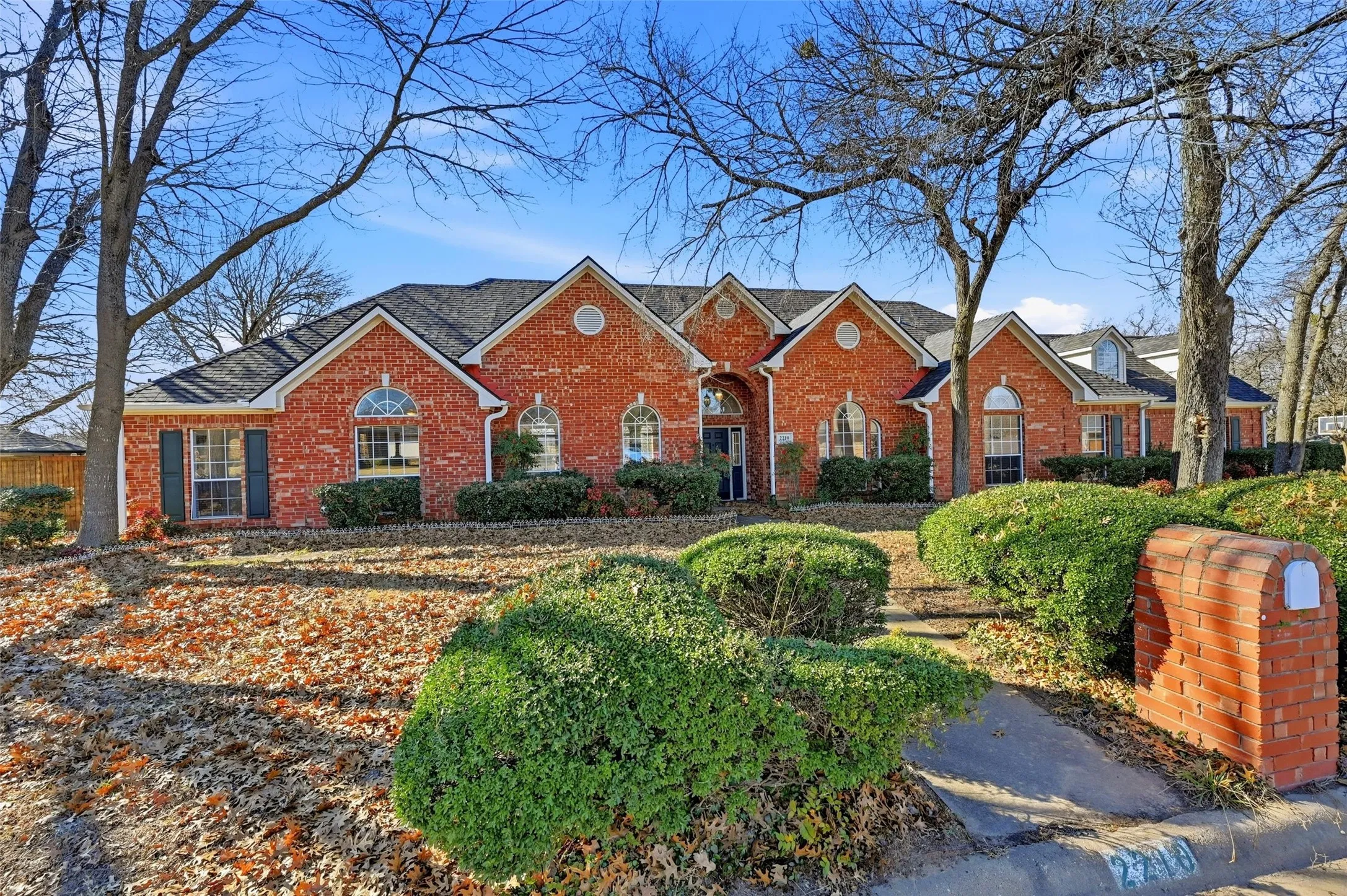 Single Family Residence For Sale in Grayson County , 2210 Meadows Lane, Sherman, Texas 75092, 4 Bedroom, 5 Bathroom, 2 Garage spaces, 3,301 Sqft, built in 1993, Preowned, mls#21153981, Real Estate Agent in Sherman, Homes For Sale in Grayson county, Homes For Sale in Sherman, Realtor in Sherman Texas, Real Estate Brokerage Independent Realty Texas, Luminita Cordes Realtor