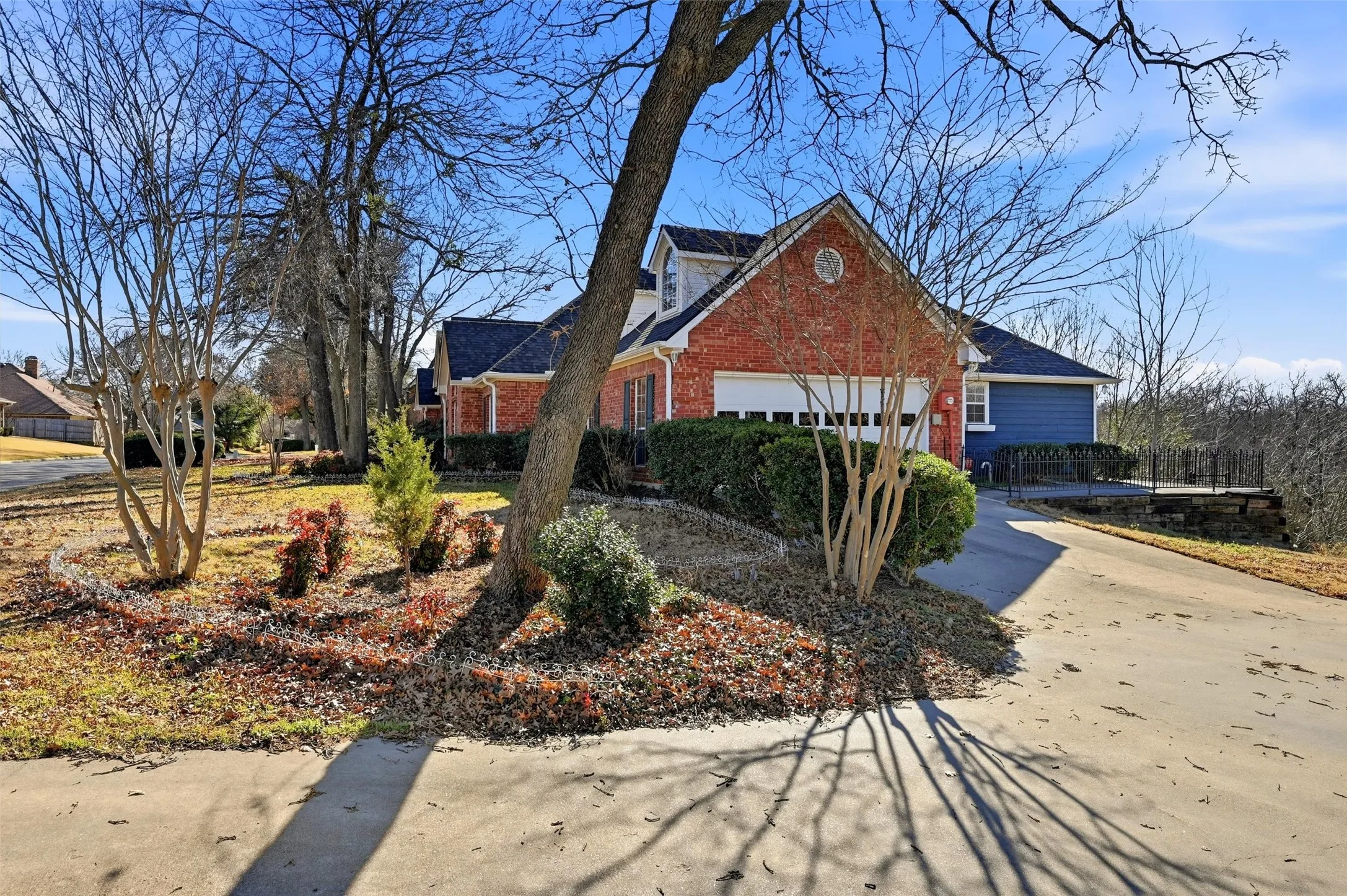 Single Family Residence For Sale in Grayson County , 2210 Meadows Lane, Sherman, Texas 75092, 4 Bedroom, 5 Bathroom, 2 Garage spaces, 3,301 Sqft, built in 1993, Preowned, mls#21153981, Real Estate Agent in Sherman, Homes For Sale in Grayson county, Homes For Sale in Sherman, Realtor in Sherman Texas, Real Estate Brokerage Independent Realty Texas, Luminita Cordes Realtor