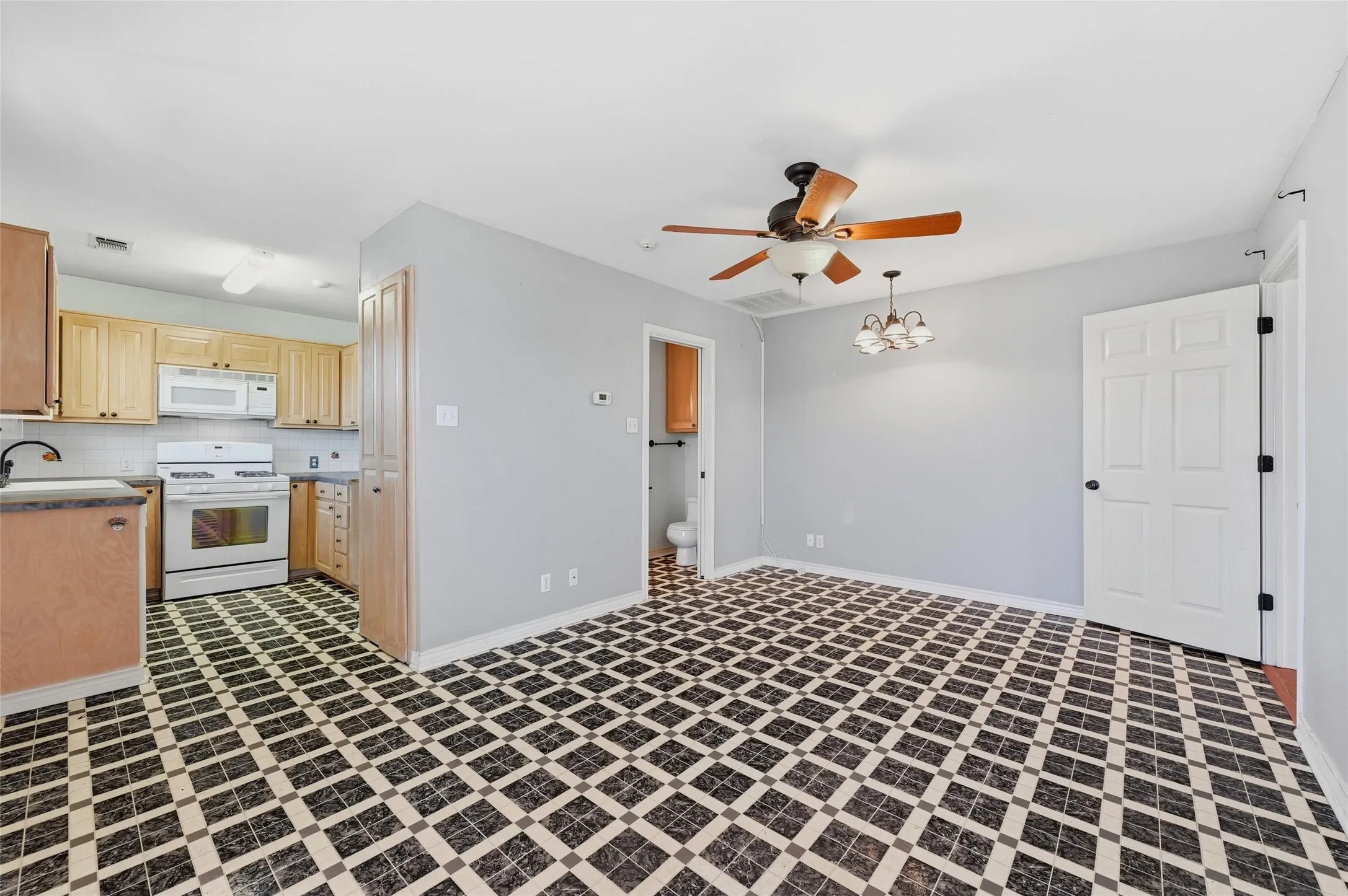 Single Family Residence For Sale in Grayson County , 2210 Meadows Lane, Sherman, Texas 75092, 4 Bedroom, 5 Bathroom, 2 Garage spaces, 3,301 Sqft, built in 1993, Preowned, mls#21153981, Real Estate Agent in Sherman, Homes For Sale in Grayson county, Homes For Sale in Sherman, Realtor in Sherman Texas, Real Estate Brokerage Independent Realty Texas, Luminita Cordes Realtor