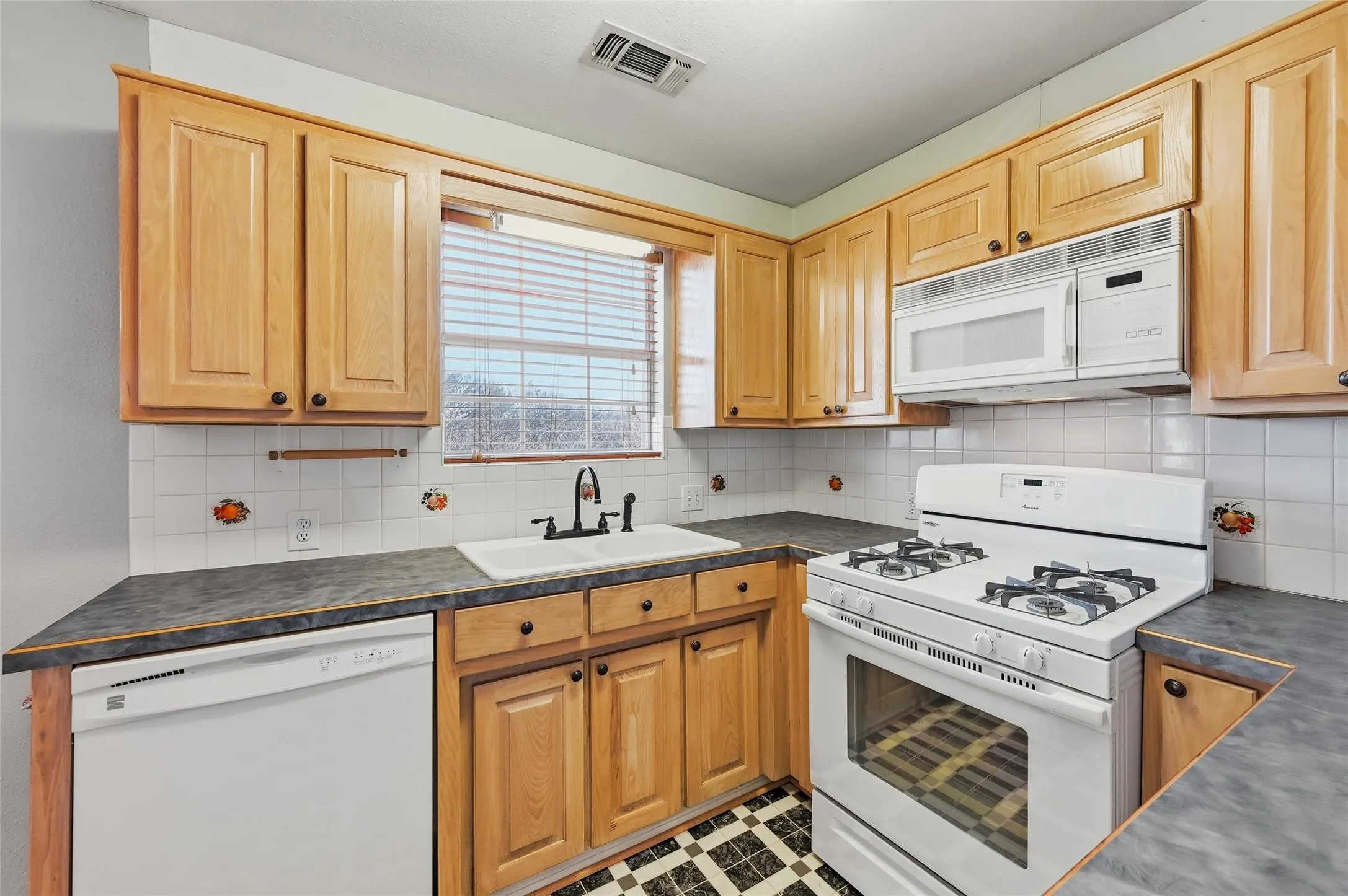 Single Family Residence For Sale in Grayson County , 2210 Meadows Lane, Sherman, Texas 75092, 4 Bedroom, 5 Bathroom, 2 Garage spaces, 3,301 Sqft, built in 1993, Preowned, mls#21153981, Real Estate Agent in Sherman, Homes For Sale in Grayson county, Homes For Sale in Sherman, Realtor in Sherman Texas, Real Estate Brokerage Independent Realty Texas, Luminita Cordes Realtor