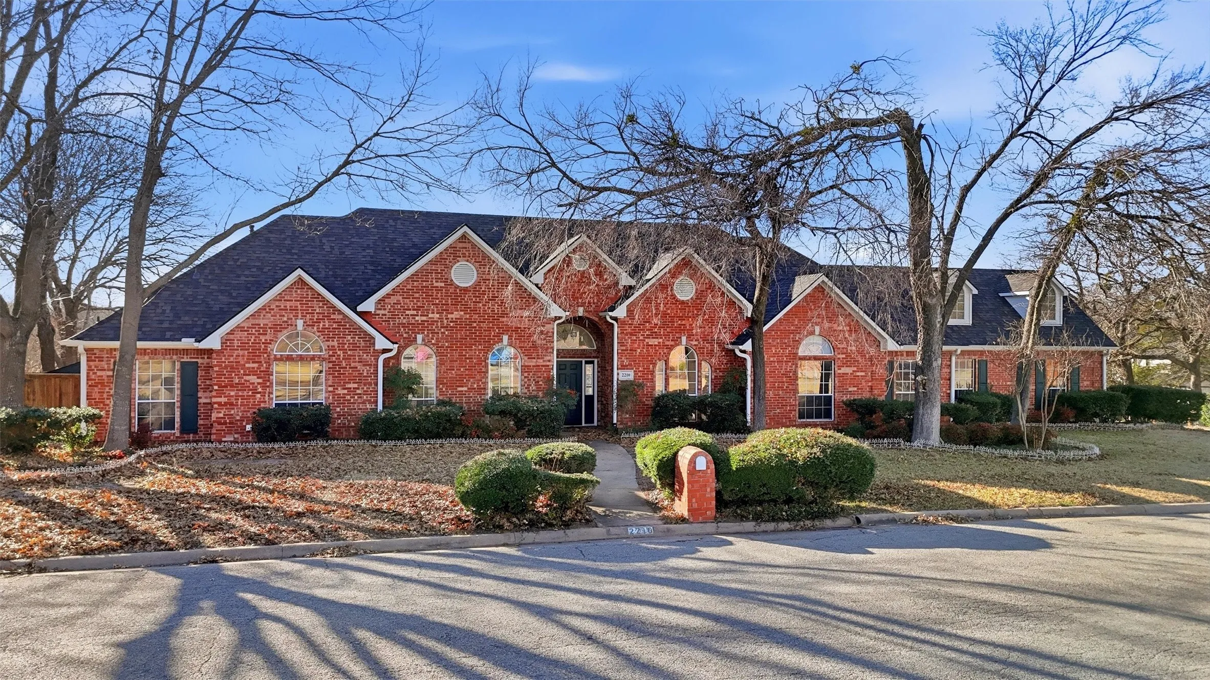 Single Family Residence For Sale in Grayson County , 2210 Meadows Lane, Sherman, Texas 75092, 4 Bedroom, 5 Bathroom, 2 Garage spaces, 3,301 Sqft, built in 1993, Preowned, mls#21153981, Real Estate Agent in Sherman, Homes For Sale in Grayson county, Homes For Sale in Sherman, Realtor in Sherman Texas, Real Estate Brokerage Independent Realty Texas, Luminita Cordes Realtor