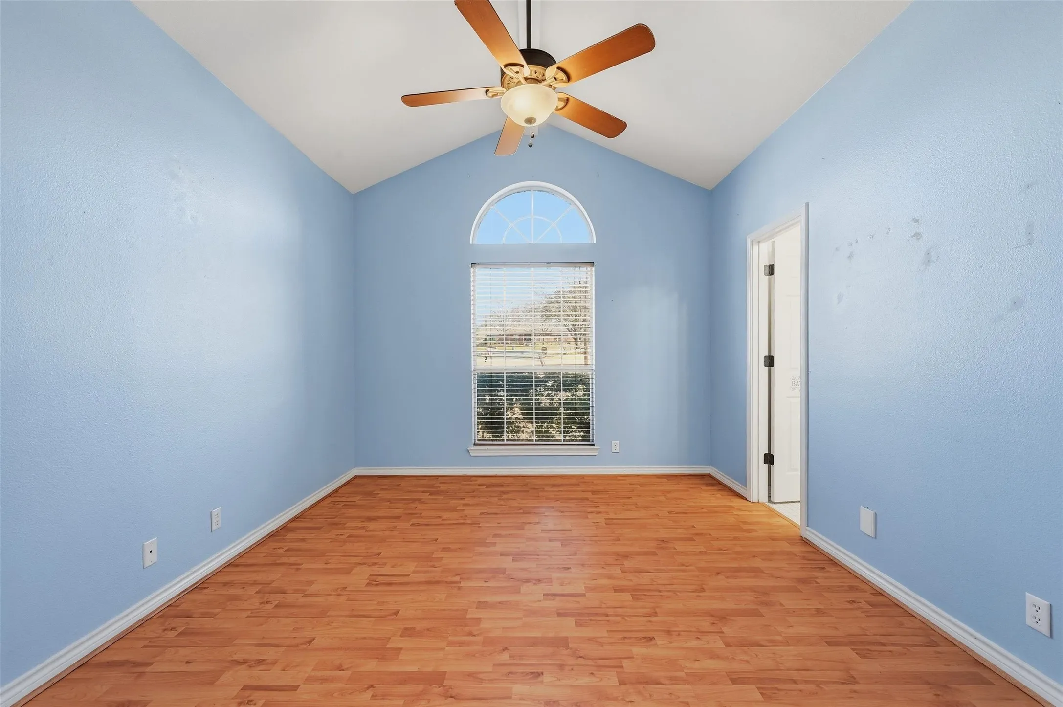Single Family Residence For Sale in Grayson County , 2210 Meadows Lane, Sherman, Texas 75092, 4 Bedroom, 5 Bathroom, 2 Garage spaces, 3,301 Sqft, built in 1993, Preowned, mls#21153981, Real Estate Agent in Sherman, Homes For Sale in Grayson county, Homes For Sale in Sherman, Realtor in Sherman Texas, Real Estate Brokerage Independent Realty Texas, Luminita Cordes Realtor