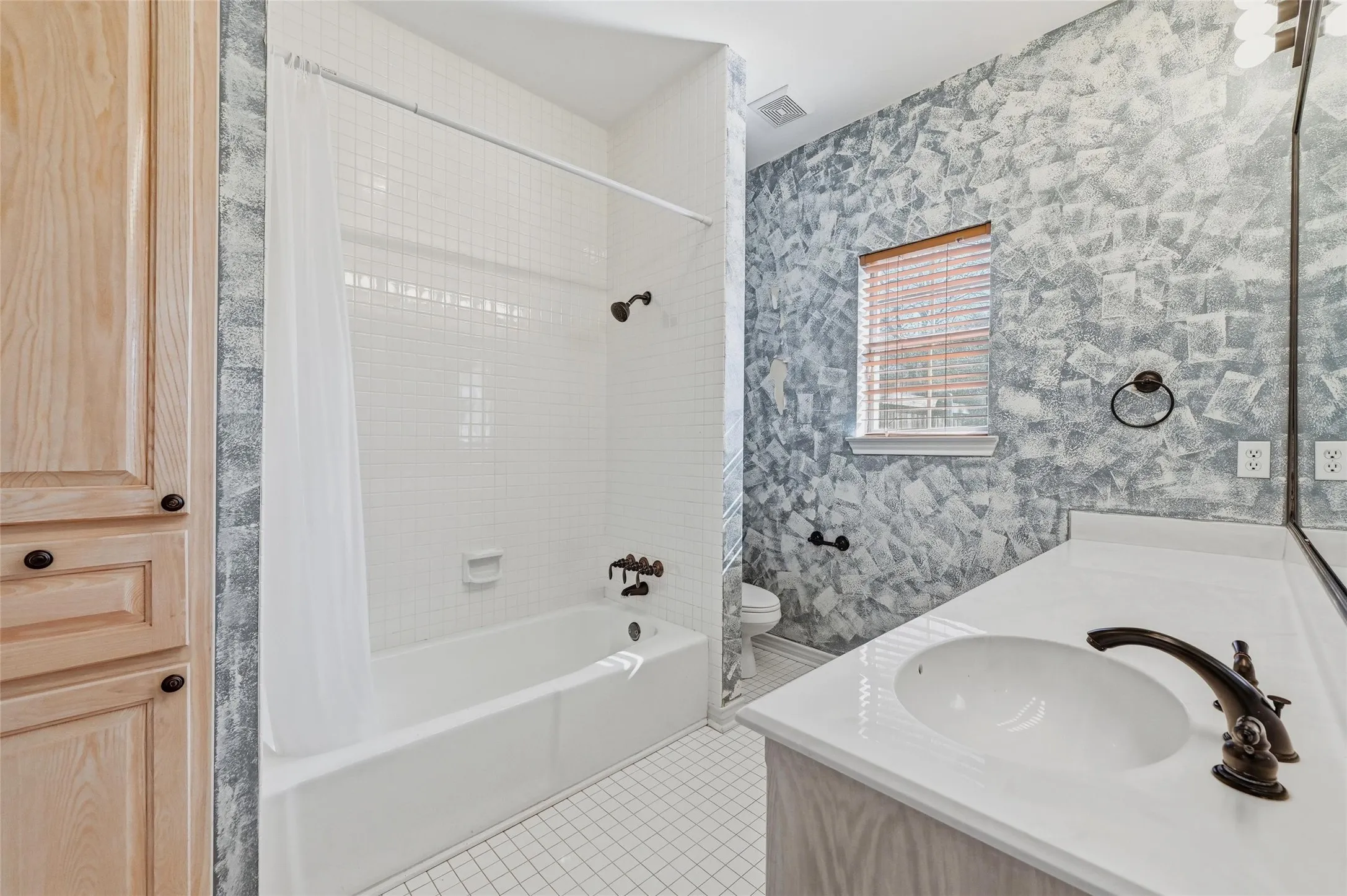 Single Family Residence For Sale in Grayson County , 2210 Meadows Lane, Sherman, Texas 75092, 4 Bedroom, 5 Bathroom, 2 Garage spaces, 3,301 Sqft, built in 1993, Preowned, mls#21153981, Real Estate Agent in Sherman, Homes For Sale in Grayson county, Homes For Sale in Sherman, Realtor in Sherman Texas, Real Estate Brokerage Independent Realty Texas, Luminita Cordes Realtor