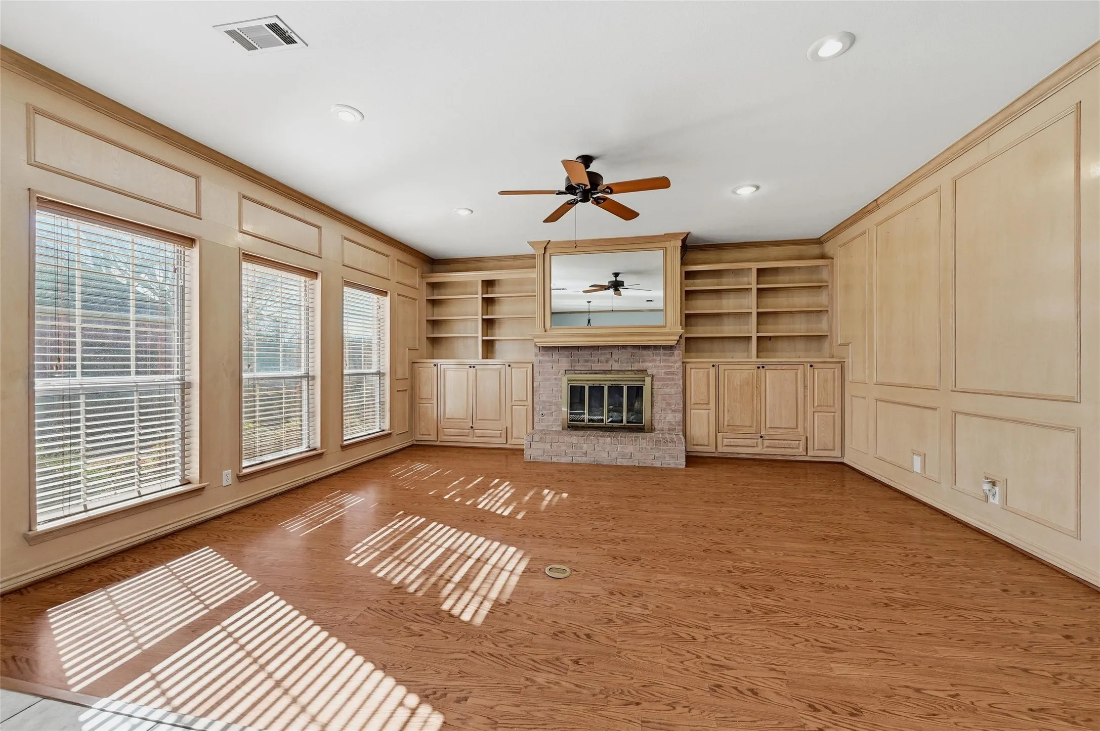 Single Family Residence For Sale in Grayson County , 2210 Meadows Lane, Sherman, Texas 75092, 4 Bedroom, 5 Bathroom, 2 Garage spaces, 3,301 Sqft, built in 1993, Preowned, mls#21153981, Real Estate Agent in Sherman, Homes For Sale in Grayson county, Homes For Sale in Sherman, Realtor in Sherman Texas, Real Estate Brokerage Independent Realty Texas, Luminita Cordes Realtor