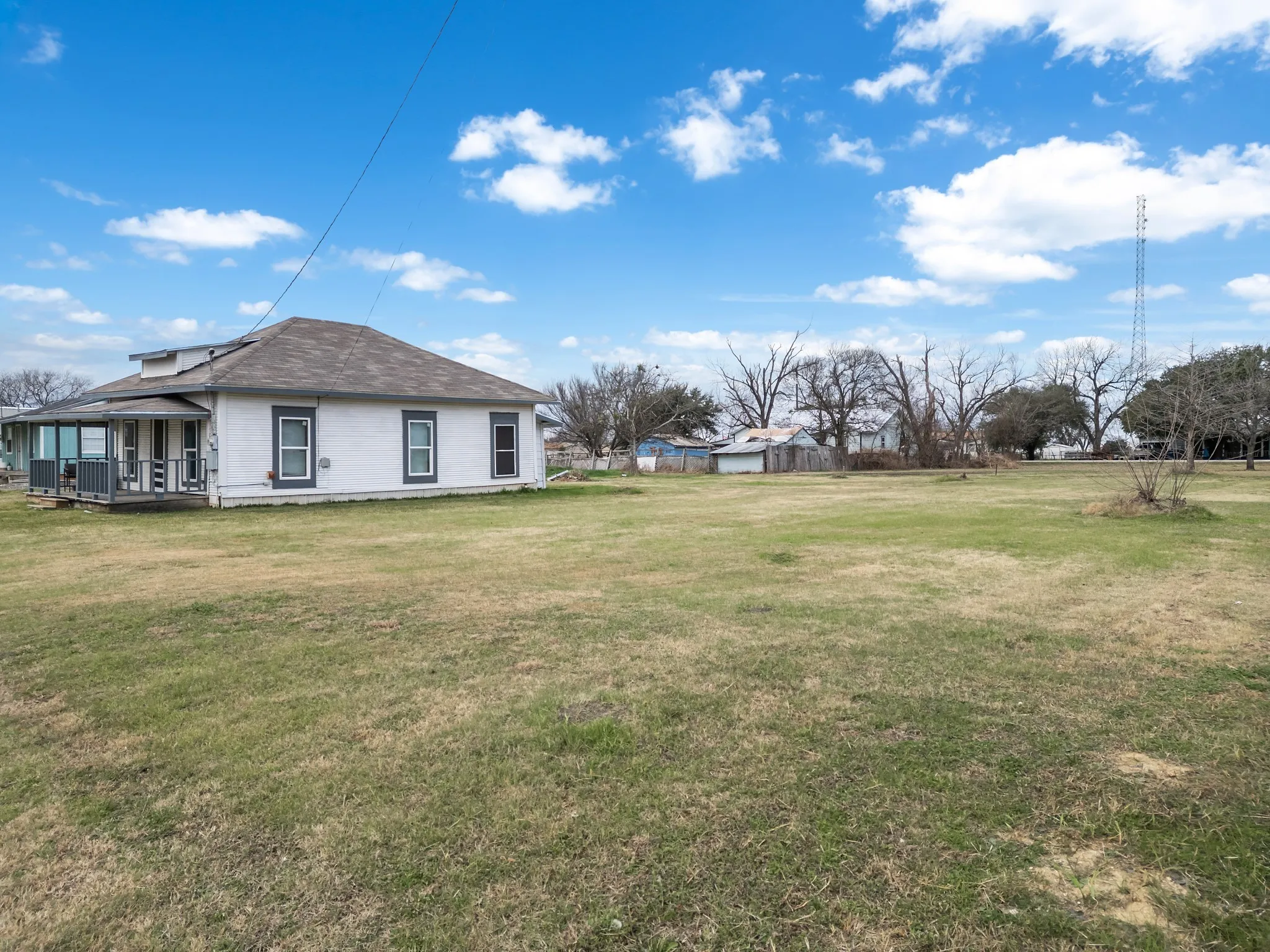 Single Family Residence For Sale in Hill County , 207 S Pecan Street, Malone, Texas 76660, 2 Bedrooms, 1 Bathroom, Garage spaces, 768 Sqft, built in 1900, Preowned, Price $99,000, mls#21152250, Real Estate Agent in Malone, Homes For Sale in Hill county, Homes For Sale in Malone, Realtor in Malone Texas, Real Estate Brokerage Independent Realty Texas, Luminita Cordes Realtor