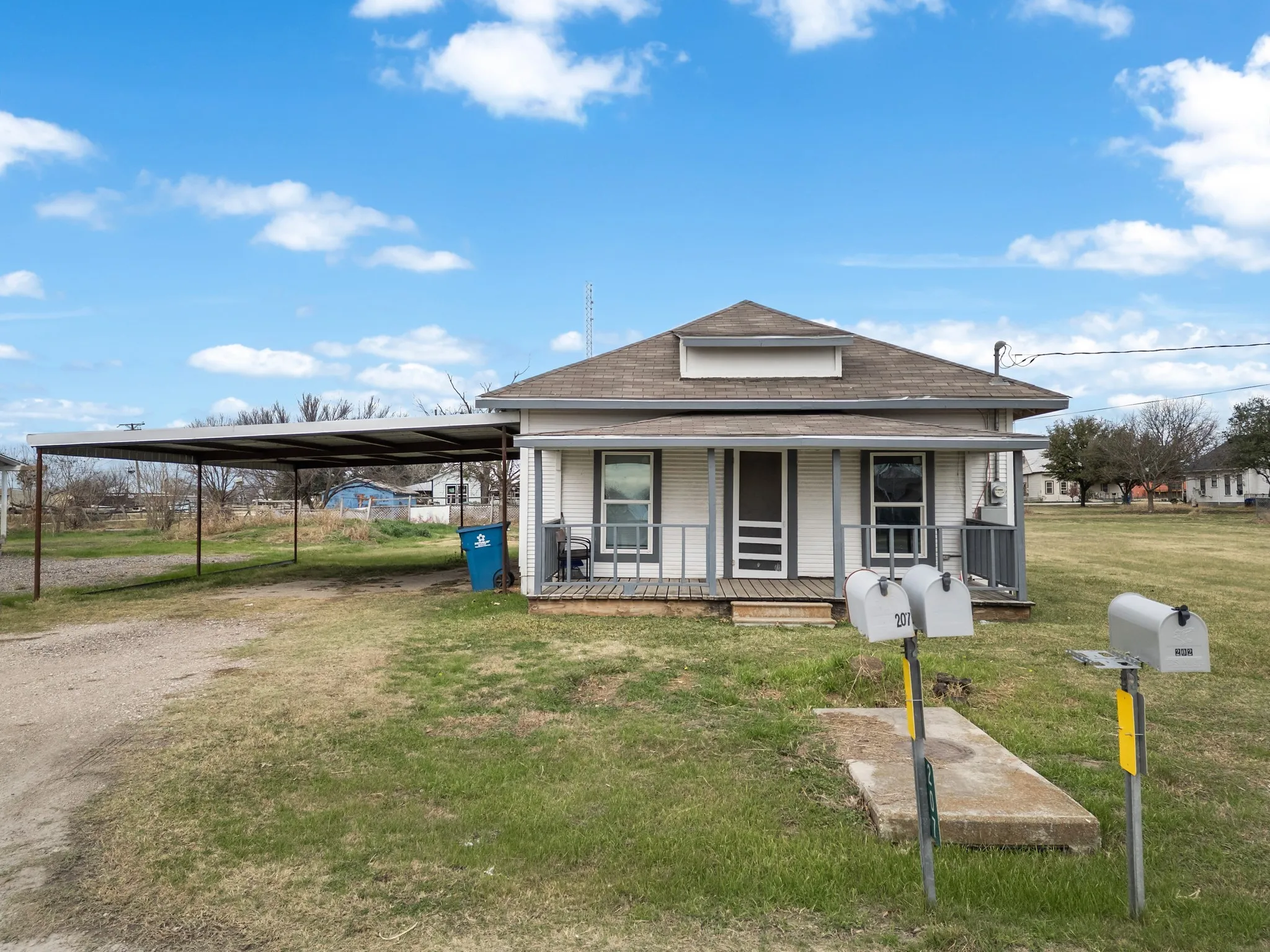 Single Family Residence For Sale in Hill County , 207 S Pecan Street, Malone, Texas 76660, 2 Bedrooms, 1 Bathroom, Garage spaces, 768 Sqft, built in 1900, Preowned, Price $99,000, mls#21152250, Real Estate Agent in Malone, Homes For Sale in Hill county, Homes For Sale in Malone, Realtor in Malone Texas, Real Estate Brokerage Independent Realty Texas, Luminita Cordes Realtor