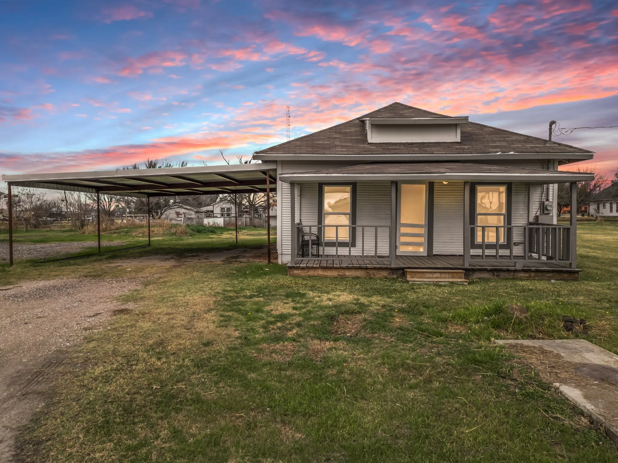 Single Family Residence For Sale in Hill County , 207 S Pecan Street, Malone, Texas 76660, 2 Bedrooms, 1 Bathroom, Garage spaces, 768 Sqft, built in 1900, Preowned, Price $99,000, mls#21152250, Real Estate Agent in Malone, Homes For Sale in Hill county, Homes For Sale in Malone, Realtor in Malone Texas, Real Estate Brokerage Independent Realty Texas, Luminita Cordes Realtor
