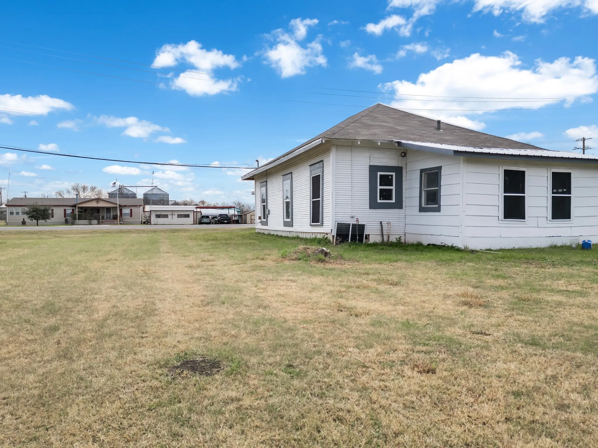 Single Family Residence For Sale in Hill County , 207 S Pecan Street, Malone, Texas 76660, 2 Bedrooms, 1 Bathroom, Garage spaces, 768 Sqft, built in 1900, Preowned, Price $99,000, mls#21152250, Real Estate Agent in Malone, Homes For Sale in Hill county, Homes For Sale in Malone, Realtor in Malone Texas, Real Estate Brokerage Independent Realty Texas, Luminita Cordes Realtor
