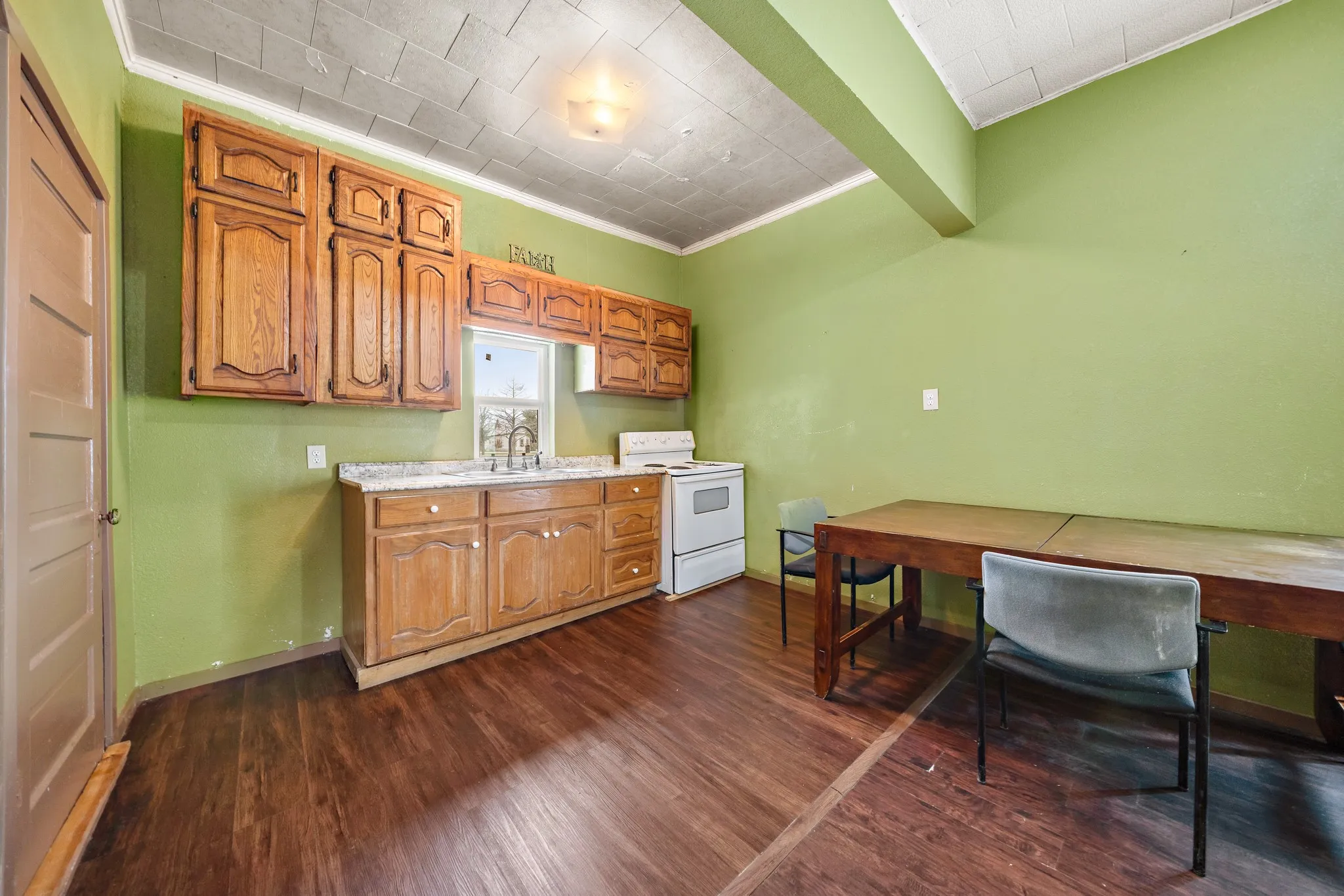 Single Family Residence For Sale in Hill County , 207 S Pecan Street, Malone, Texas 76660, 2 Bedrooms, 1 Bathroom, Garage spaces, 768 Sqft, built in 1900, Preowned, Price $99,000, mls#21152250, Real Estate Agent in Malone, Homes For Sale in Hill county, Homes For Sale in Malone, Realtor in Malone Texas, Real Estate Brokerage Independent Realty Texas, Luminita Cordes Realtor