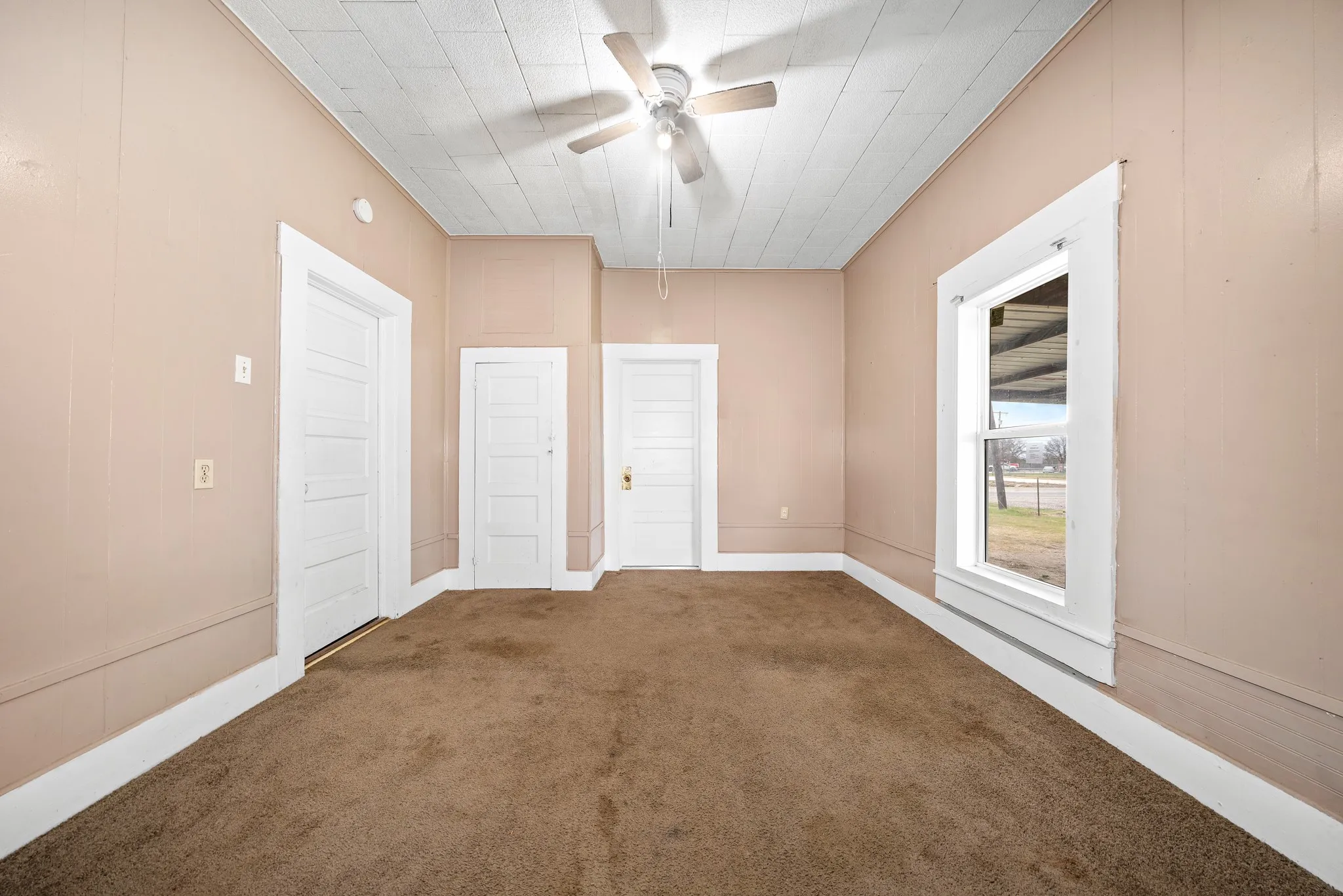 Single Family Residence For Sale in Hill County , 207 S Pecan Street, Malone, Texas 76660, 2 Bedrooms, 1 Bathroom, Garage spaces, 768 Sqft, built in 1900, Preowned, Price $99,000, mls#21152250, Real Estate Agent in Malone, Homes For Sale in Hill county, Homes For Sale in Malone, Realtor in Malone Texas, Real Estate Brokerage Independent Realty Texas, Luminita Cordes Realtor