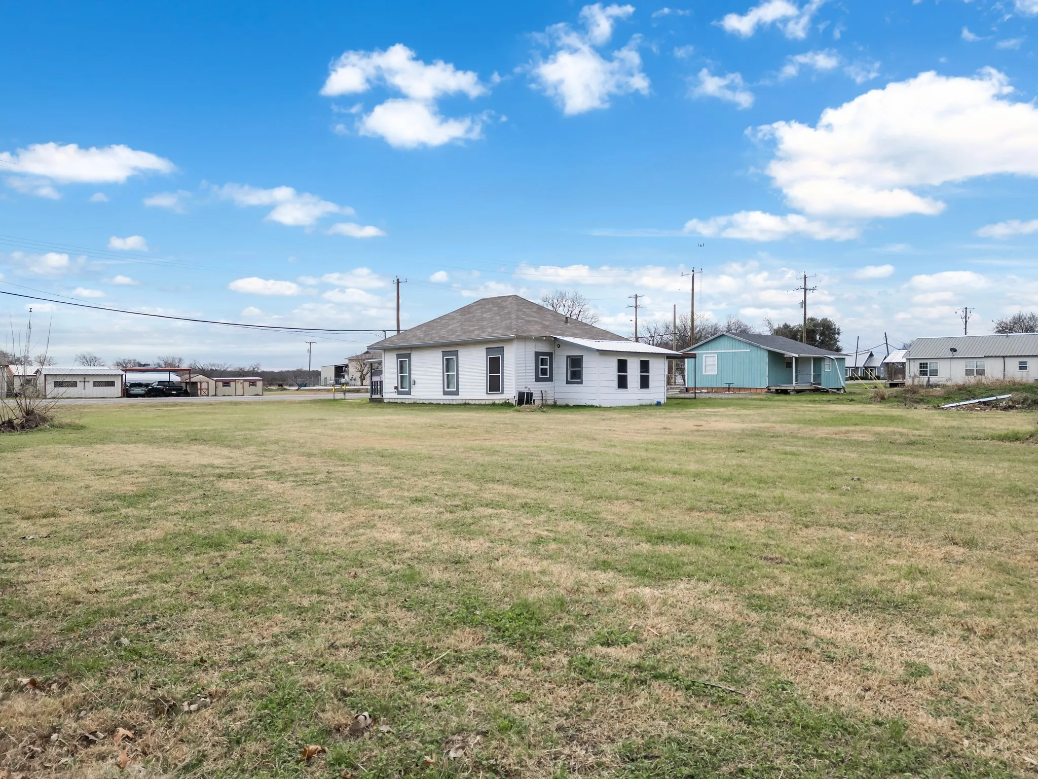 Single Family Residence For Sale in Hill County , 207 S Pecan Street, Malone, Texas 76660, 2 Bedrooms, 1 Bathroom, Garage spaces, 768 Sqft, built in 1900, Preowned, Price $99,000, mls#21152250, Real Estate Agent in Malone, Homes For Sale in Hill county, Homes For Sale in Malone, Realtor in Malone Texas, Real Estate Brokerage Independent Realty Texas, Luminita Cordes Realtor