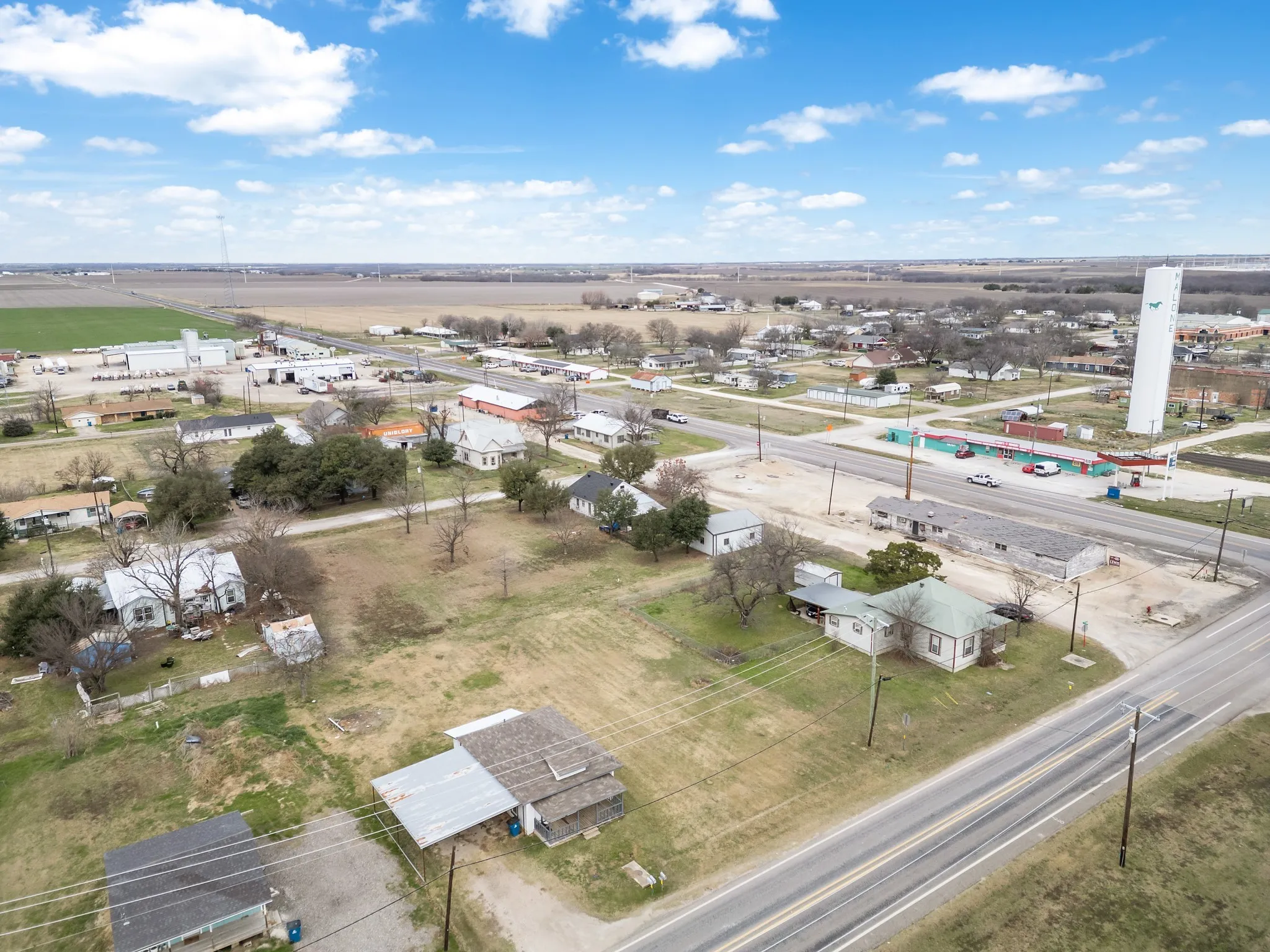 Single Family Residence For Sale in Hill County , 207 S Pecan Street, Malone, Texas 76660, 2 Bedrooms, 1 Bathroom, Garage spaces, 768 Sqft, built in 1900, Preowned, Price $99,000, mls#21152250, Real Estate Agent in Malone, Homes For Sale in Hill county, Homes For Sale in Malone, Realtor in Malone Texas, Real Estate Brokerage Independent Realty Texas, Luminita Cordes Realtor