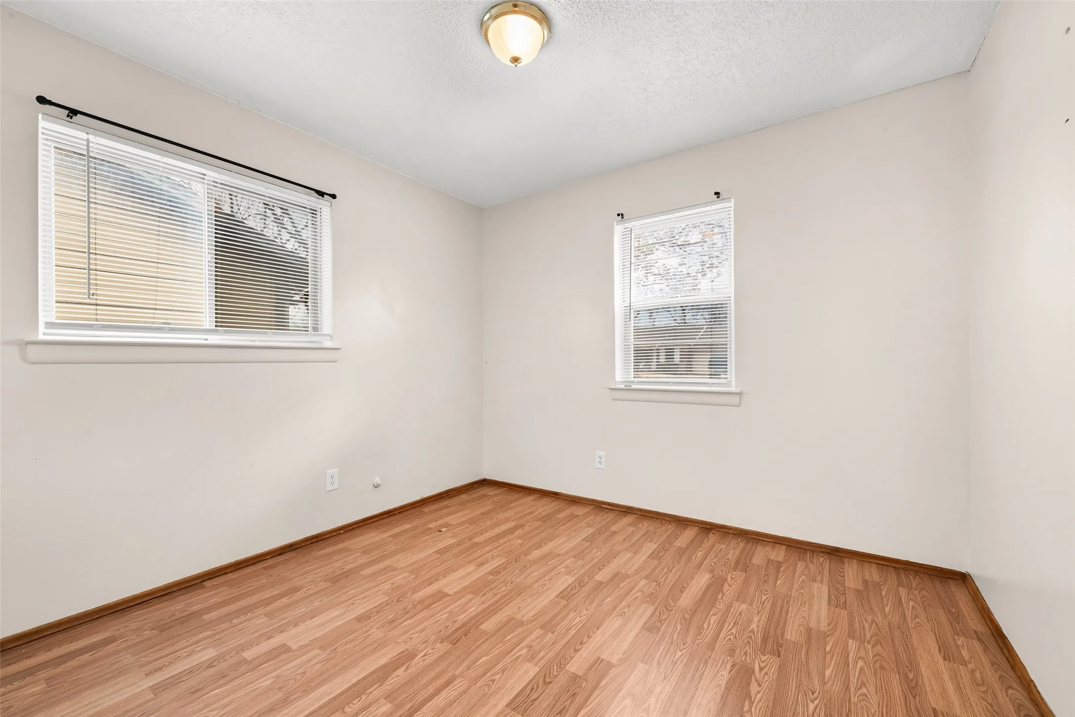 Single Family Residence For Sale in Tarrant County , 404 Vaden Avenue, Everman, Texas 76140, 3 Bedroom, 1 Bathroom, 1 Garage spaces, 999 Sqft, built in 1962, mls#21154724, Real Estate Agent in Everman, Homes For Sale in Tarrant county, Homes For Sale in Everman, Realtor in Everman Texas, Real Estate Brokerage Independent Realty Texas, Luminita Cordes Realtor