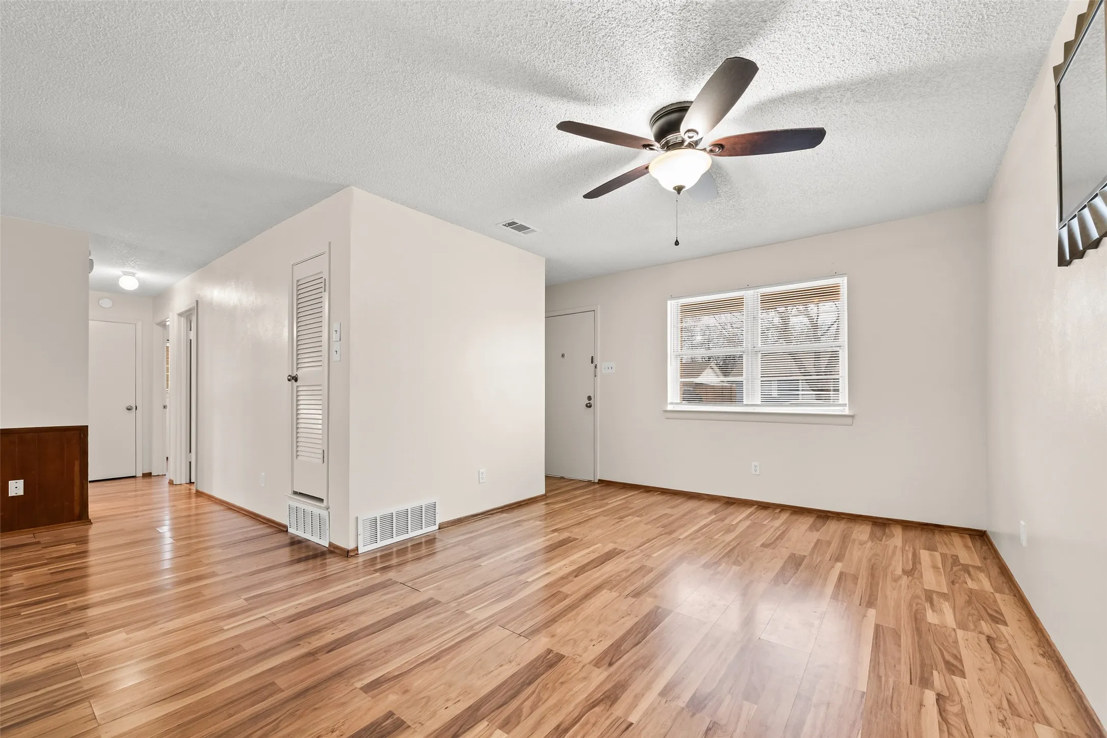 Single Family Residence For Sale in Tarrant County , 404 Vaden Avenue, Everman, Texas 76140, 3 Bedroom, 1 Bathroom, 1 Garage spaces, 999 Sqft, built in 1962, mls#21154724, Real Estate Agent in Everman, Homes For Sale in Tarrant county, Homes For Sale in Everman, Realtor in Everman Texas, Real Estate Brokerage Independent Realty Texas, Luminita Cordes Realtor