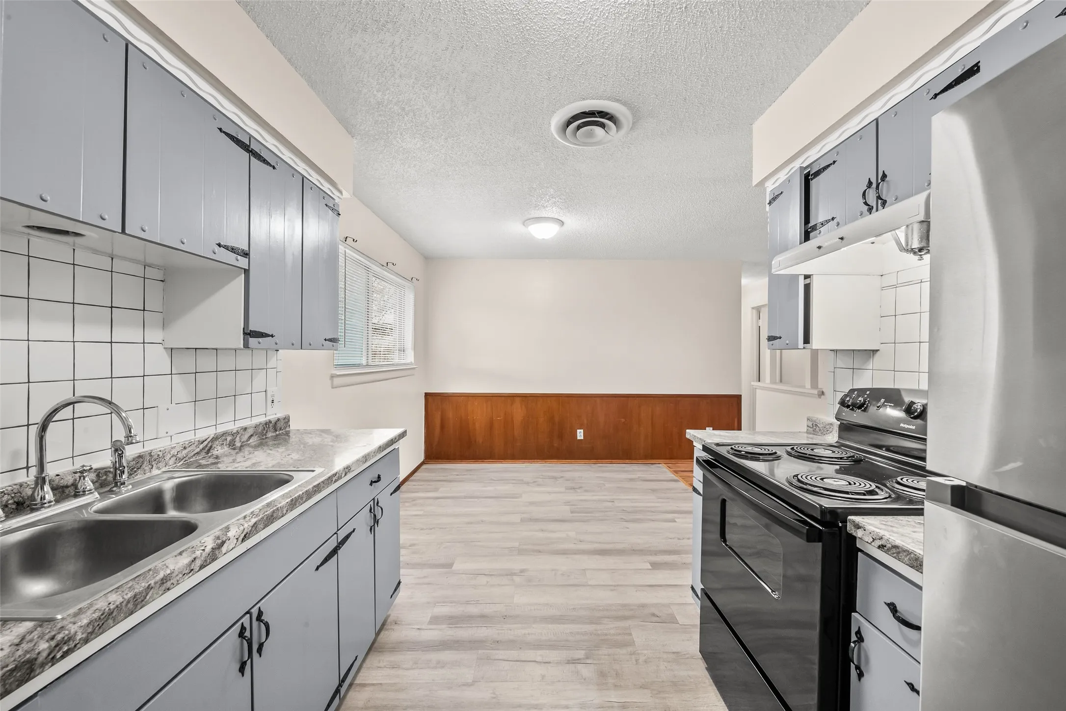 Single Family Residence For Sale in Tarrant County , 404 Vaden Avenue, Everman, Texas 76140, 3 Bedroom, 1 Bathroom, 1 Garage spaces, 999 Sqft, built in 1962, mls#21154724, Real Estate Agent in Everman, Homes For Sale in Tarrant county, Homes For Sale in Everman, Realtor in Everman Texas, Real Estate Brokerage Independent Realty Texas, Luminita Cordes Realtor