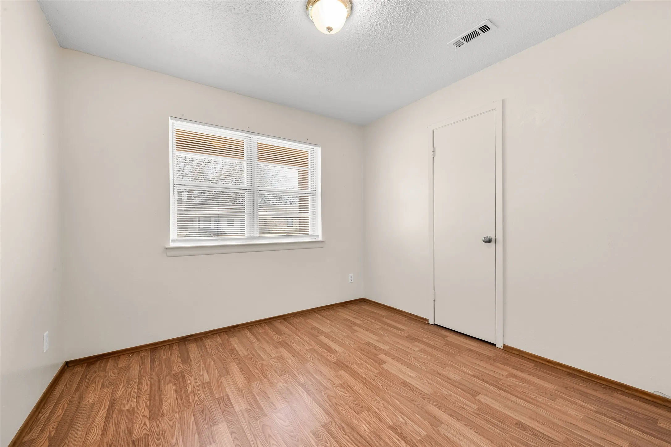 Single Family Residence For Sale in Tarrant County , 404 Vaden Avenue, Everman, Texas 76140, 3 Bedroom, 1 Bathroom, 1 Garage spaces, 999 Sqft, built in 1962, mls#21154724, Real Estate Agent in Everman, Homes For Sale in Tarrant county, Homes For Sale in Everman, Realtor in Everman Texas, Real Estate Brokerage Independent Realty Texas, Luminita Cordes Realtor