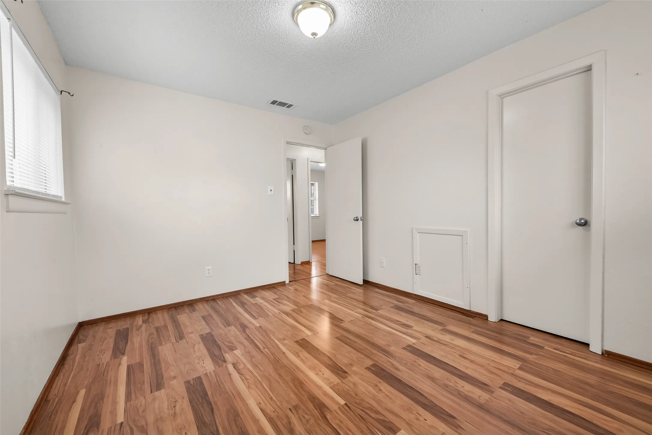 Single Family Residence For Sale in Tarrant County , 404 Vaden Avenue, Everman, Texas 76140, 3 Bedroom, 1 Bathroom, 1 Garage spaces, 999 Sqft, built in 1962, mls#21154724, Real Estate Agent in Everman, Homes For Sale in Tarrant county, Homes For Sale in Everman, Realtor in Everman Texas, Real Estate Brokerage Independent Realty Texas, Luminita Cordes Realtor