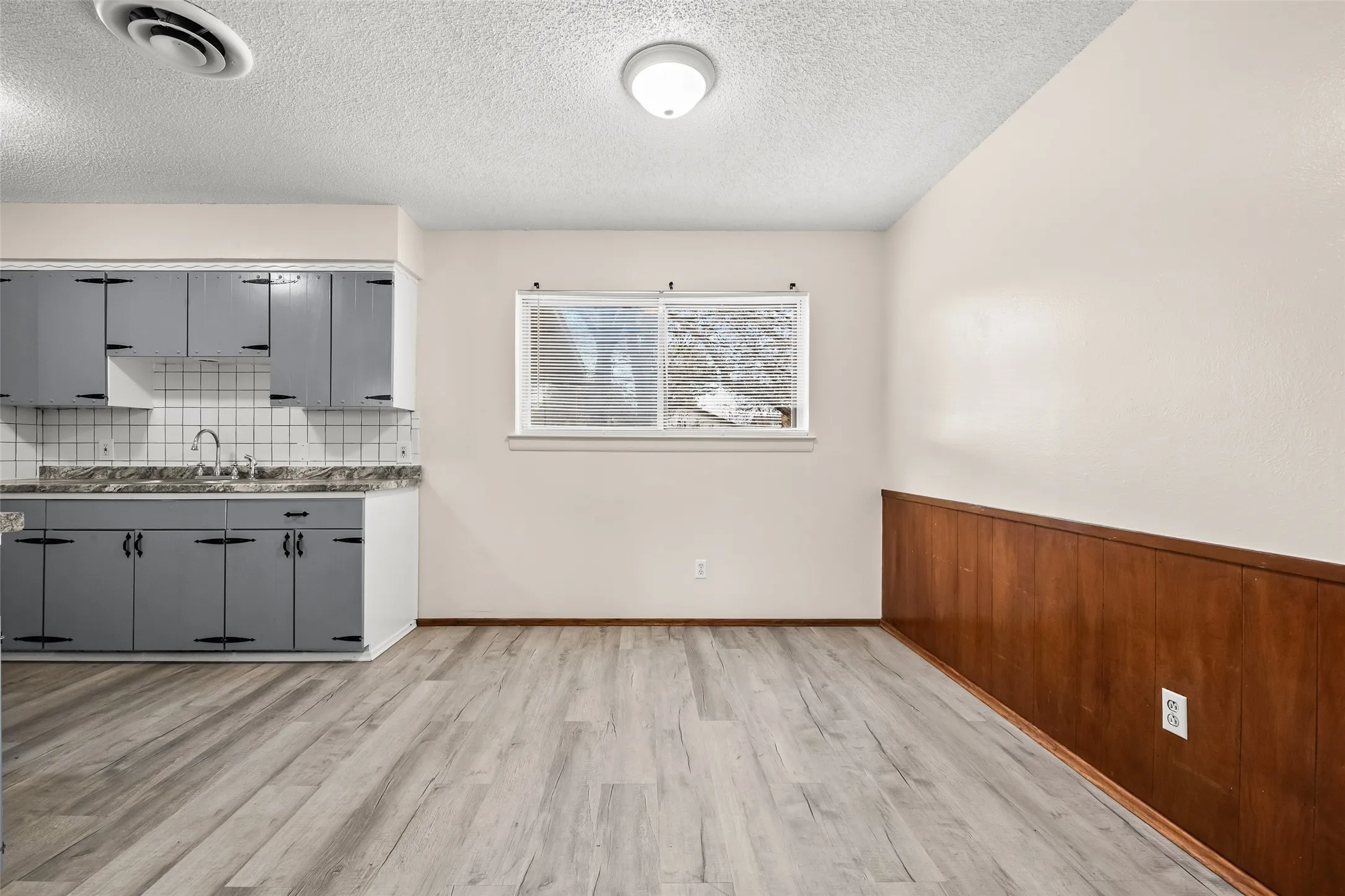Single Family Residence For Sale in Tarrant County , 404 Vaden Avenue, Everman, Texas 76140, 3 Bedroom, 1 Bathroom, 1 Garage spaces, 999 Sqft, built in 1962, mls#21154724, Real Estate Agent in Everman, Homes For Sale in Tarrant county, Homes For Sale in Everman, Realtor in Everman Texas, Real Estate Brokerage Independent Realty Texas, Luminita Cordes Realtor