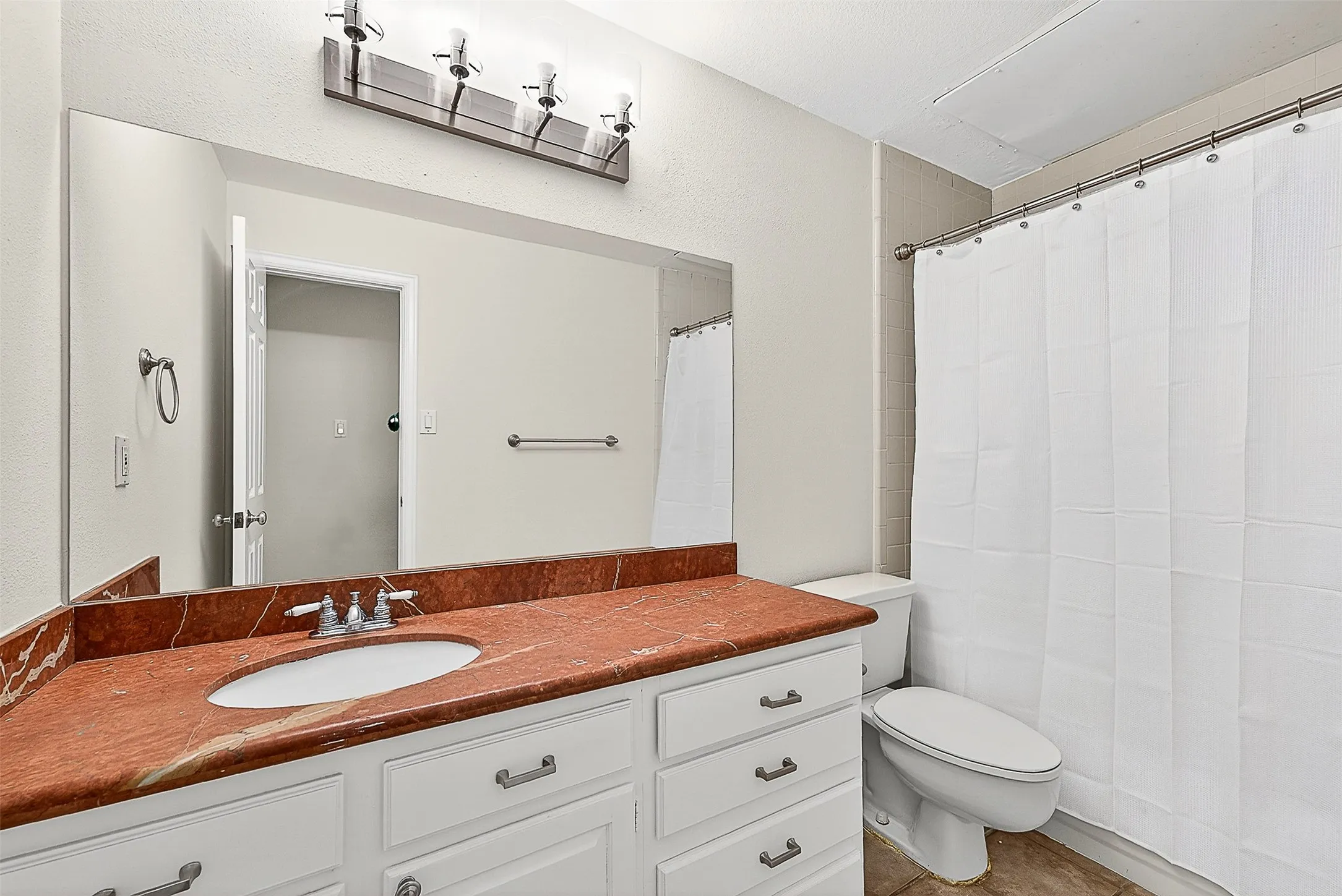 Condominium For Sale in Dallas County , 5407 Bryan Street B104, Dallas, Texas 75206, 2 Bedroom, 2 Bathroom, 1 Garage spaces, 1,054 Sqft, built in 1985, mls#21152213, Real Estate Agent in Dallas, Homes For Sale in Dallas county, Homes For Sale in Dallas, Realtor in Dallas Texas, Real Estate Brokerage Independent Realty Texas, Luminita Cordes Realtor