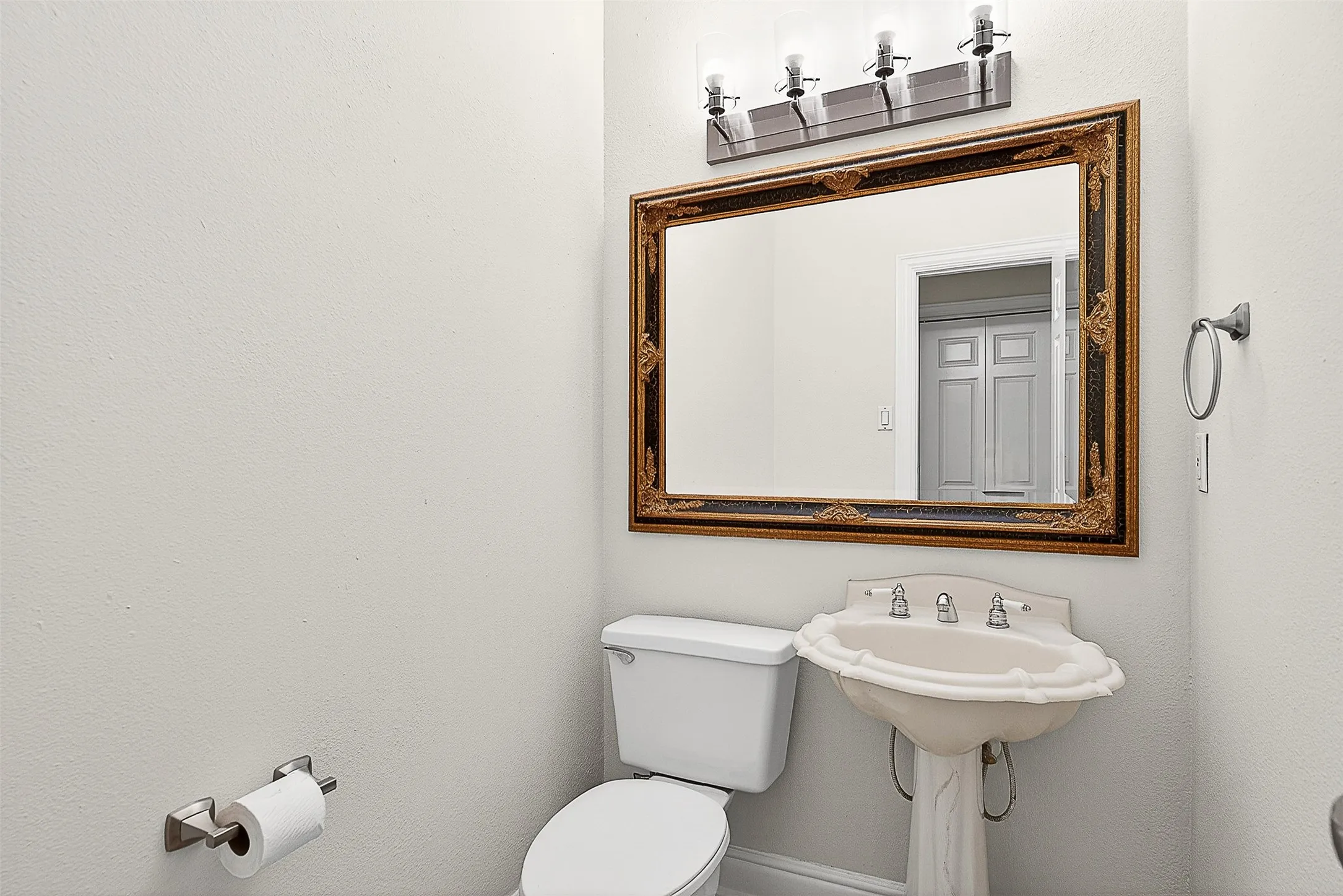 Condominium For Sale in Dallas County , 5407 Bryan Street B104, Dallas, Texas 75206, 2 Bedroom, 2 Bathroom, 1 Garage spaces, 1,054 Sqft, built in 1985, mls#21152213, Real Estate Agent in Dallas, Homes For Sale in Dallas county, Homes For Sale in Dallas, Realtor in Dallas Texas, Real Estate Brokerage Independent Realty Texas, Luminita Cordes Realtor
