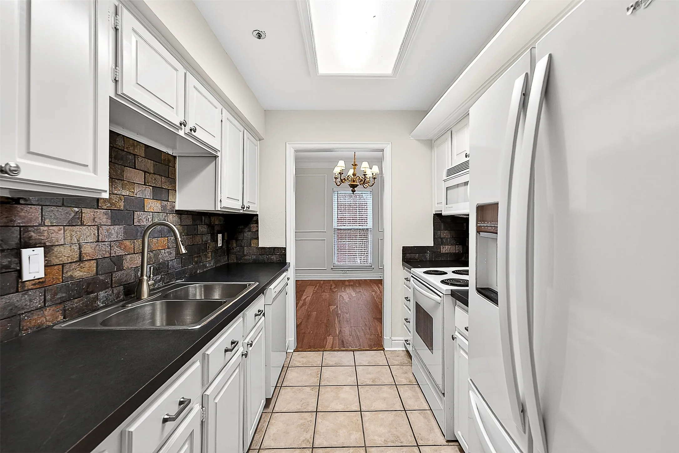 Condominium For Sale in Dallas County , 5407 Bryan Street B104, Dallas, Texas 75206, 2 Bedroom, 2 Bathroom, 1 Garage spaces, 1,054 Sqft, built in 1985, mls#21152213, Real Estate Agent in Dallas, Homes For Sale in Dallas county, Homes For Sale in Dallas, Realtor in Dallas Texas, Real Estate Brokerage Independent Realty Texas, Luminita Cordes Realtor