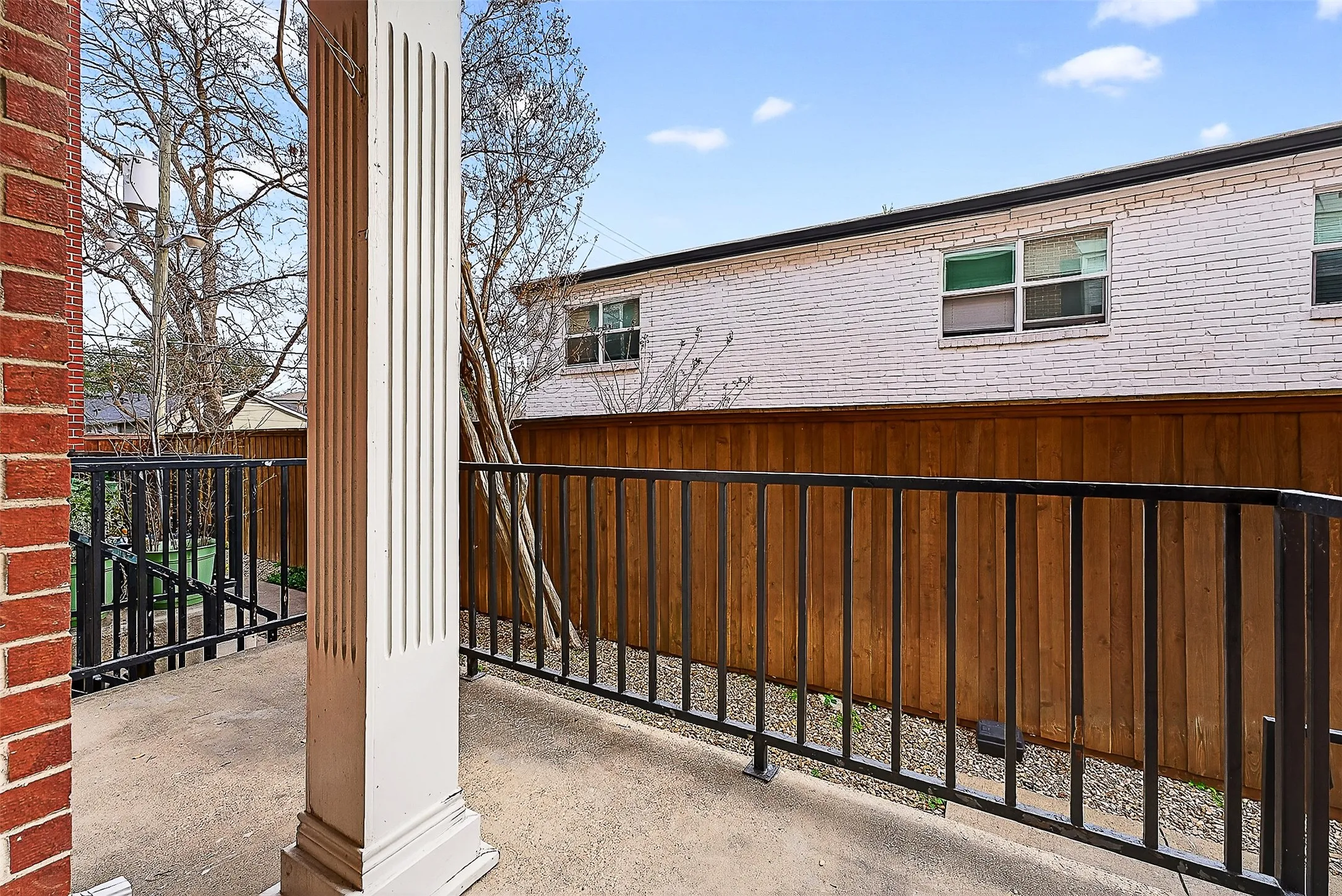 Condominium For Sale in Dallas County , 5407 Bryan Street B104, Dallas, Texas 75206, 2 Bedroom, 2 Bathroom, 1 Garage spaces, 1,054 Sqft, built in 1985, mls#21152213, Real Estate Agent in Dallas, Homes For Sale in Dallas county, Homes For Sale in Dallas, Realtor in Dallas Texas, Real Estate Brokerage Independent Realty Texas, Luminita Cordes Realtor
