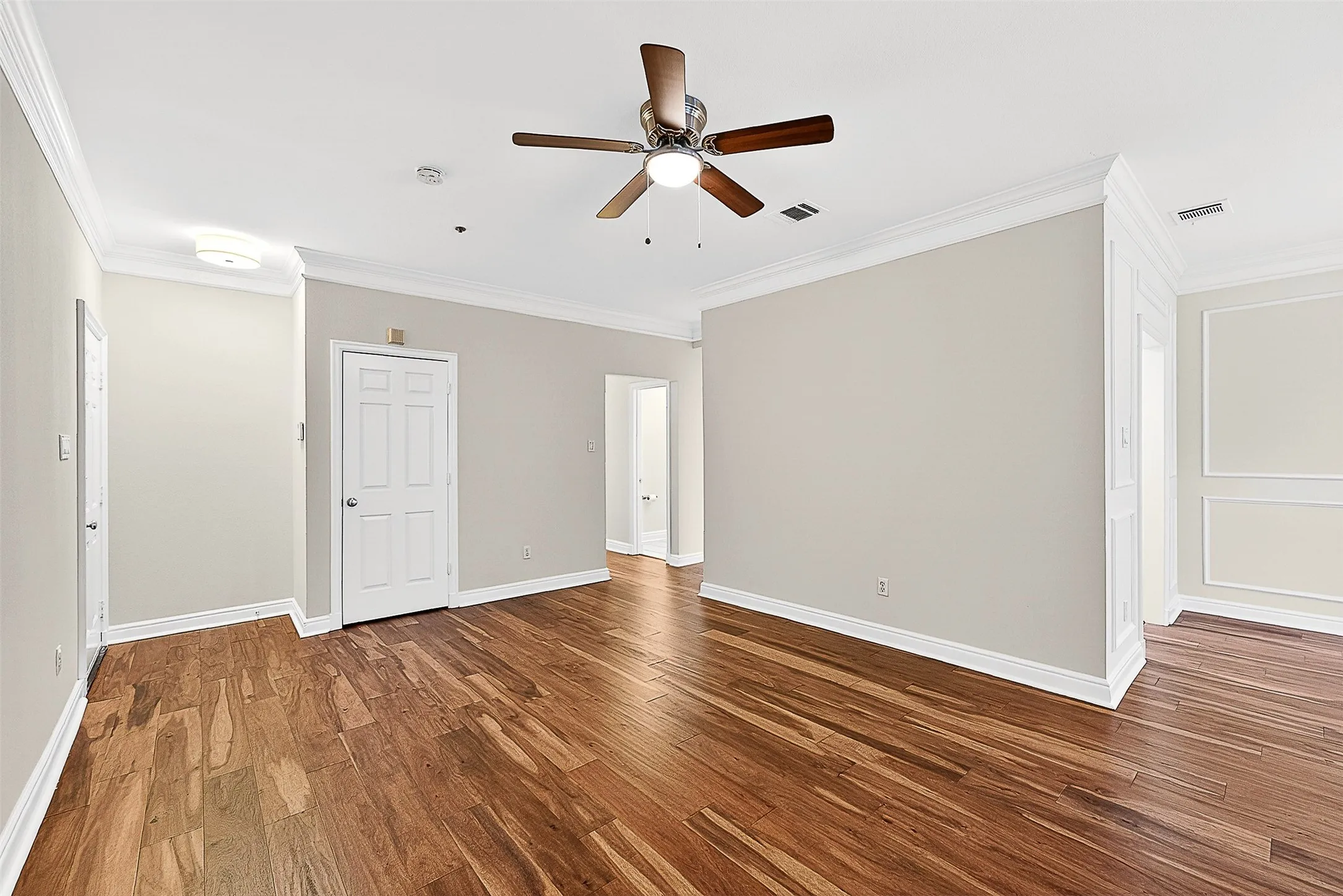 Condominium For Sale in Dallas County , 5407 Bryan Street B104, Dallas, Texas 75206, 2 Bedroom, 2 Bathroom, 1 Garage spaces, 1,054 Sqft, built in 1985, mls#21152213, Real Estate Agent in Dallas, Homes For Sale in Dallas county, Homes For Sale in Dallas, Realtor in Dallas Texas, Real Estate Brokerage Independent Realty Texas, Luminita Cordes Realtor