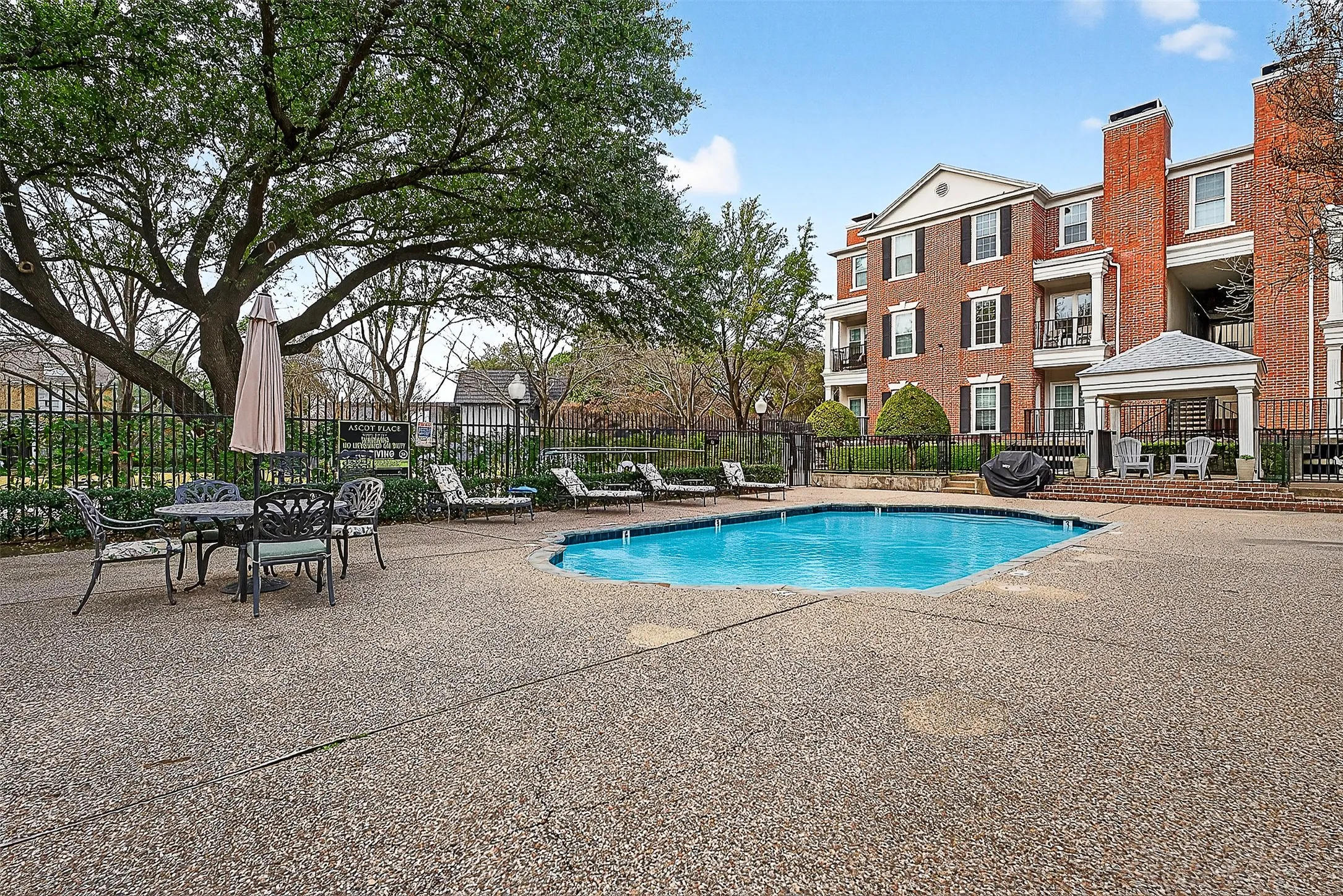 Condominium For Sale in Dallas County , 5407 Bryan Street B104, Dallas, Texas 75206, 2 Bedroom, 2 Bathroom, 1 Garage spaces, 1,054 Sqft, built in 1985, mls#21152213, Real Estate Agent in Dallas, Homes For Sale in Dallas county, Homes For Sale in Dallas, Realtor in Dallas Texas, Real Estate Brokerage Independent Realty Texas, Luminita Cordes Realtor