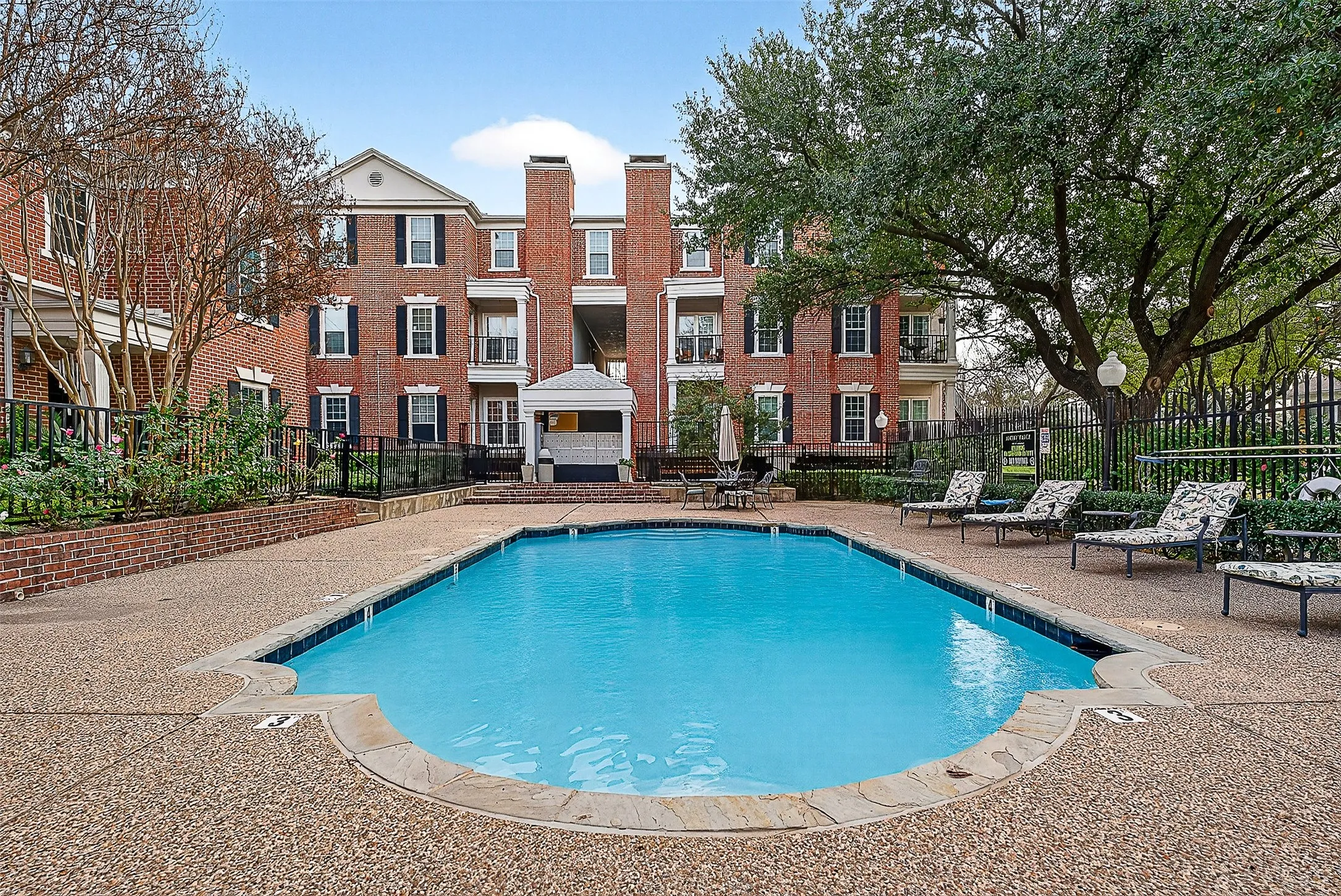 Condominium For Sale in Dallas County , 5407 Bryan Street B104, Dallas, Texas 75206, 2 Bedroom, 2 Bathroom, 1 Garage spaces, 1,054 Sqft, built in 1985, mls#21152213, Real Estate Agent in Dallas, Homes For Sale in Dallas county, Homes For Sale in Dallas, Realtor in Dallas Texas, Real Estate Brokerage Independent Realty Texas, Luminita Cordes Realtor