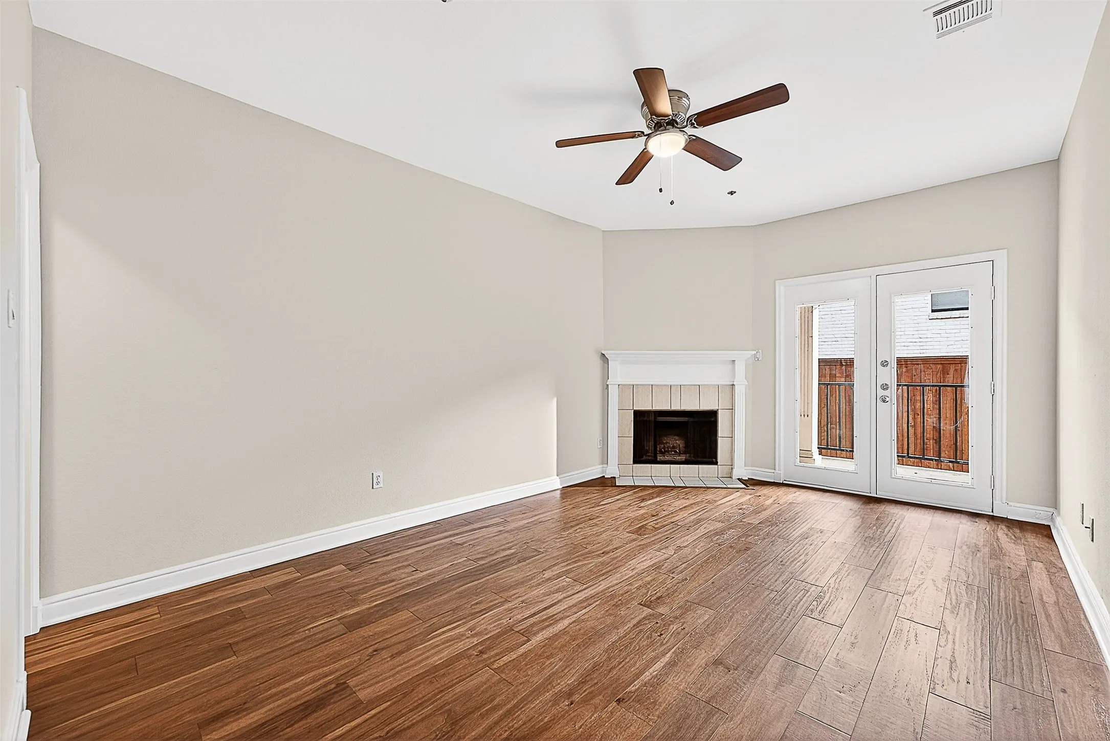Condominium For Sale in Dallas County , 5407 Bryan Street B104, Dallas, Texas 75206, 2 Bedroom, 2 Bathroom, 1 Garage spaces, 1,054 Sqft, built in 1985, mls#21152213, Real Estate Agent in Dallas, Homes For Sale in Dallas county, Homes For Sale in Dallas, Realtor in Dallas Texas, Real Estate Brokerage Independent Realty Texas, Luminita Cordes Realtor