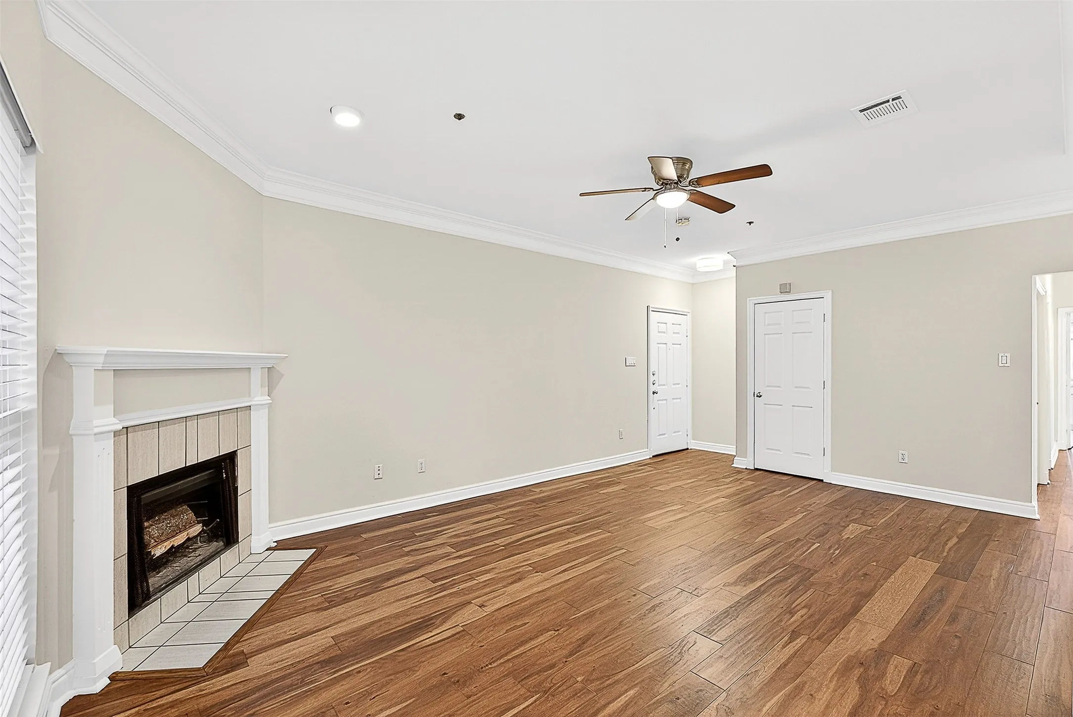 Condominium For Sale in Dallas County , 5407 Bryan Street B104, Dallas, Texas 75206, 2 Bedroom, 2 Bathroom, 1 Garage spaces, 1,054 Sqft, built in 1985, mls#21152213, Real Estate Agent in Dallas, Homes For Sale in Dallas county, Homes For Sale in Dallas, Realtor in Dallas Texas, Real Estate Brokerage Independent Realty Texas, Luminita Cordes Realtor