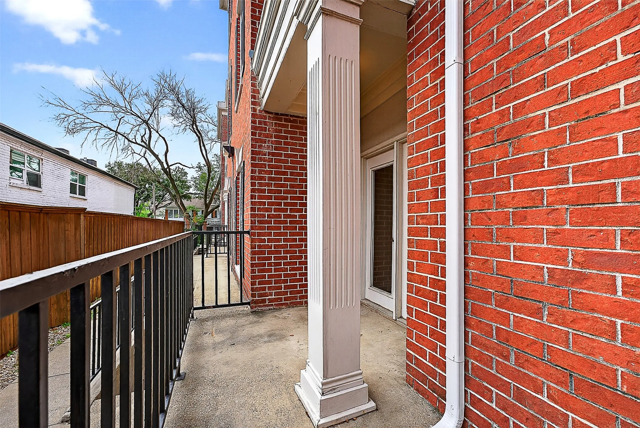Condominium For Sale in Dallas County , 5407 Bryan Street B104, Dallas, Texas 75206, 2 Bedroom, 2 Bathroom, 1 Garage spaces, 1,054 Sqft, built in 1985, mls#21152213, Real Estate Agent in Dallas, Homes For Sale in Dallas county, Homes For Sale in Dallas, Realtor in Dallas Texas, Real Estate Brokerage Independent Realty Texas, Luminita Cordes Realtor