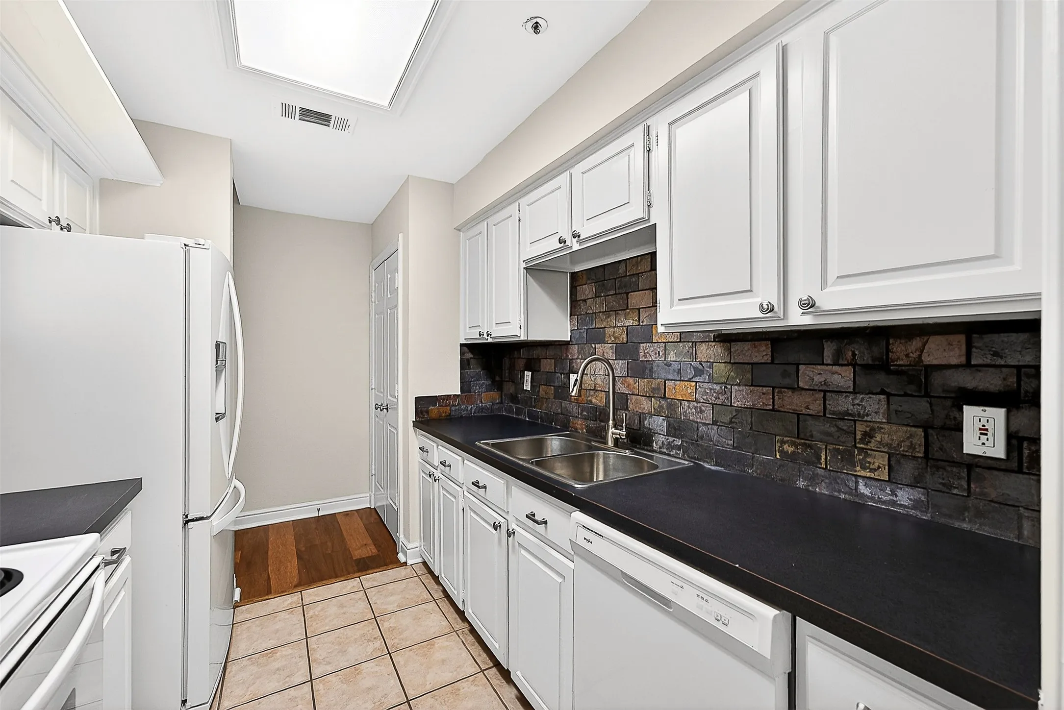 Condominium For Sale in Dallas County , 5407 Bryan Street B104, Dallas, Texas 75206, 2 Bedroom, 2 Bathroom, 1 Garage spaces, 1,054 Sqft, built in 1985, mls#21152213, Real Estate Agent in Dallas, Homes For Sale in Dallas county, Homes For Sale in Dallas, Realtor in Dallas Texas, Real Estate Brokerage Independent Realty Texas, Luminita Cordes Realtor