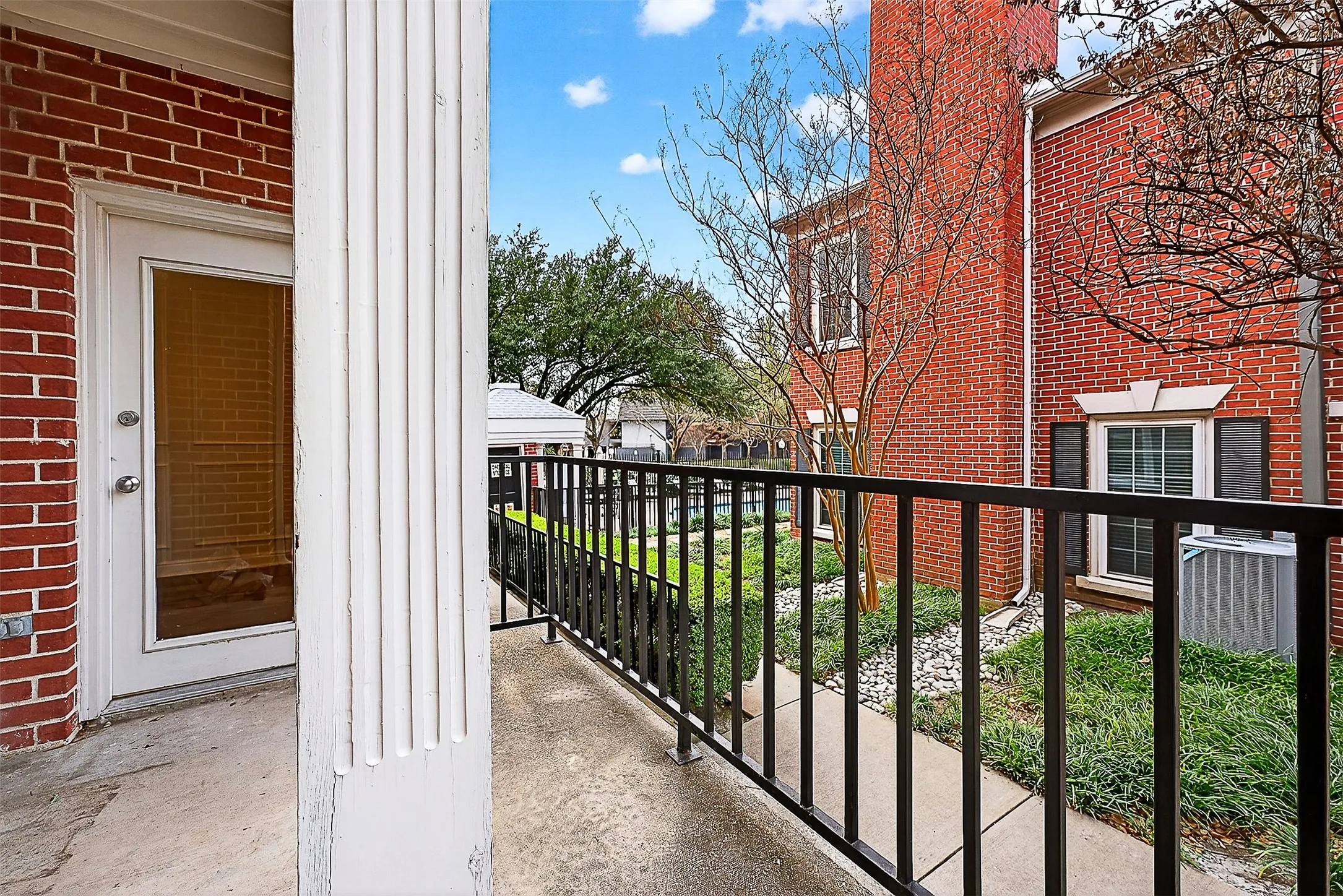 Condominium For Sale in Dallas County , 5407 Bryan Street B104, Dallas, Texas 75206, 2 Bedroom, 2 Bathroom, 1 Garage spaces, 1,054 Sqft, built in 1985, mls#21152213, Real Estate Agent in Dallas, Homes For Sale in Dallas county, Homes For Sale in Dallas, Realtor in Dallas Texas, Real Estate Brokerage Independent Realty Texas, Luminita Cordes Realtor