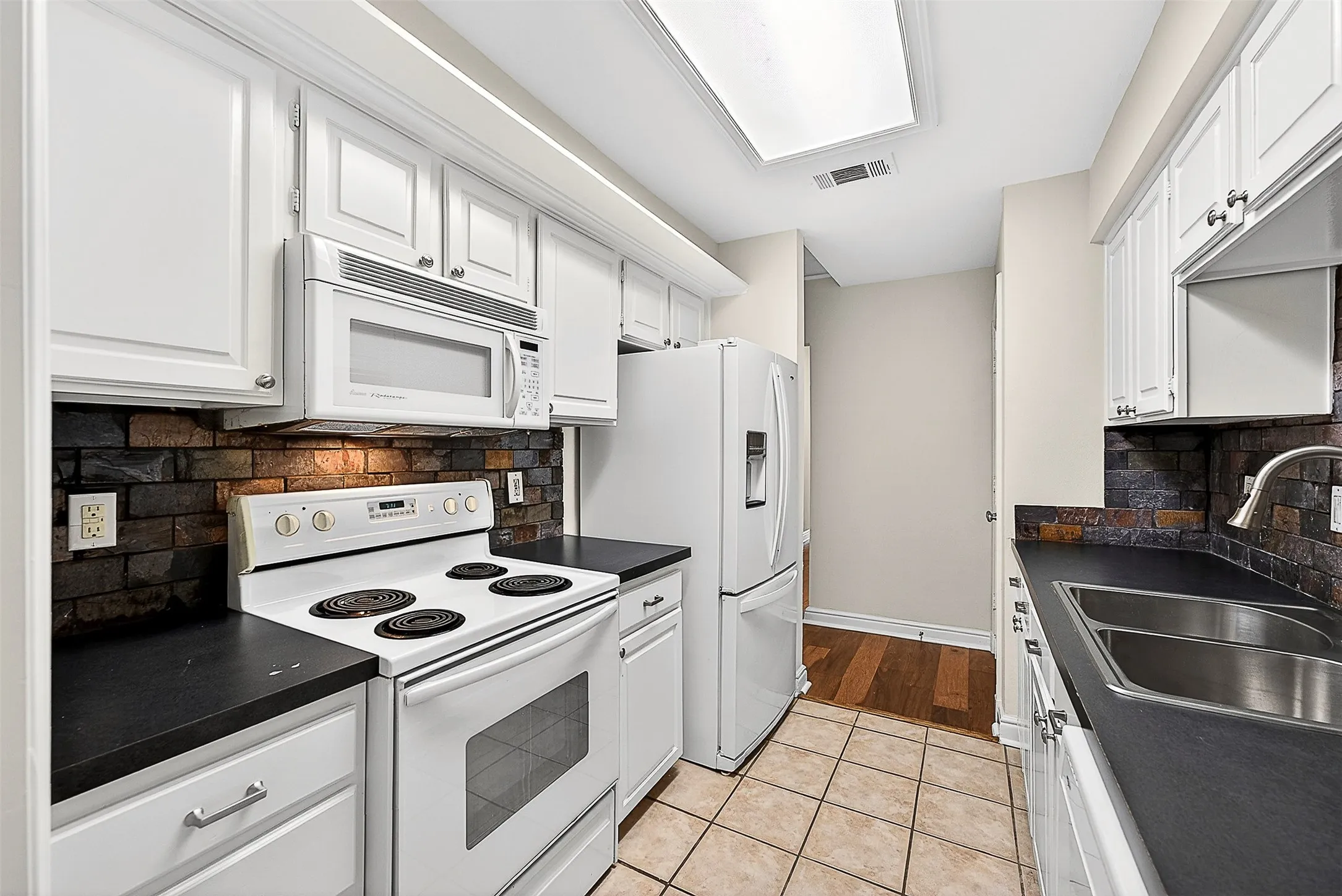 Condominium For Sale in Dallas County , 5407 Bryan Street B104, Dallas, Texas 75206, 2 Bedroom, 2 Bathroom, 1 Garage spaces, 1,054 Sqft, built in 1985, mls#21152213, Real Estate Agent in Dallas, Homes For Sale in Dallas county, Homes For Sale in Dallas, Realtor in Dallas Texas, Real Estate Brokerage Independent Realty Texas, Luminita Cordes Realtor