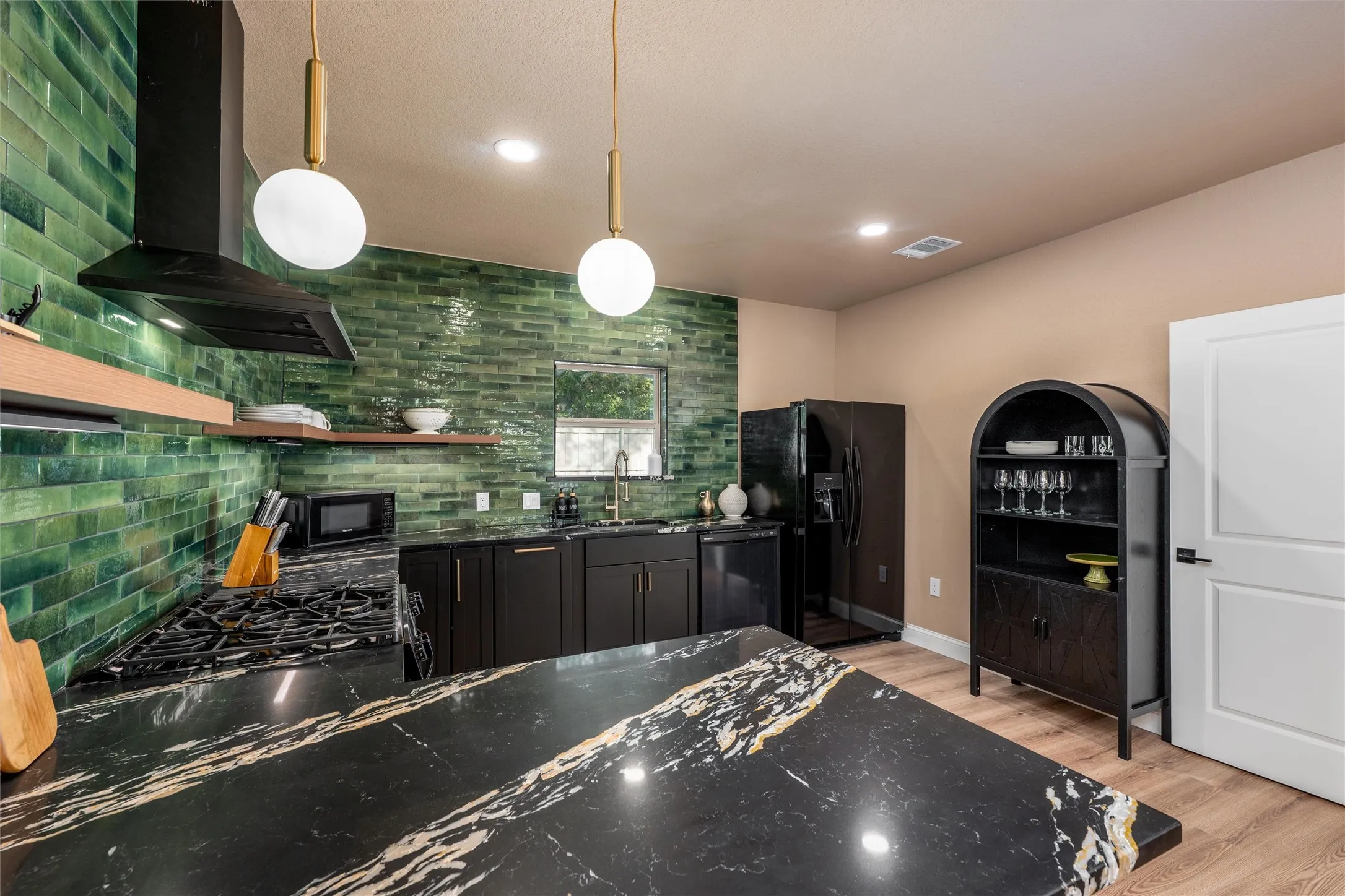 Single Family Residence For Sale in Collin County , 809 W Lamar Street, Mc Kinney, Texas 75069, 2 Bedroom, 1 Bathroom, Garage spaces, 1,190 Sqft, built in 1962, mls#21154944, Real Estate Agent in Mc Kinney, Homes For Sale in Collin county, Homes For Sale in Mc Kinney, Realtor in Mc Kinney Texas, Real Estate Brokerage Independent Realty Texas, Luminita Cordes Realtor