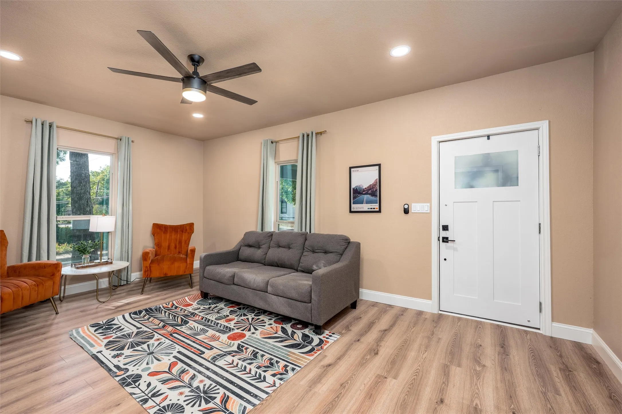 Single Family Residence For Sale in Collin County , 809 W Lamar Street, Mc Kinney, Texas 75069, 2 Bedroom, 1 Bathroom, Garage spaces, 1,190 Sqft, built in 1962, mls#21154944, Real Estate Agent in Mc Kinney, Homes For Sale in Collin county, Homes For Sale in Mc Kinney, Realtor in Mc Kinney Texas, Real Estate Brokerage Independent Realty Texas, Luminita Cordes Realtor