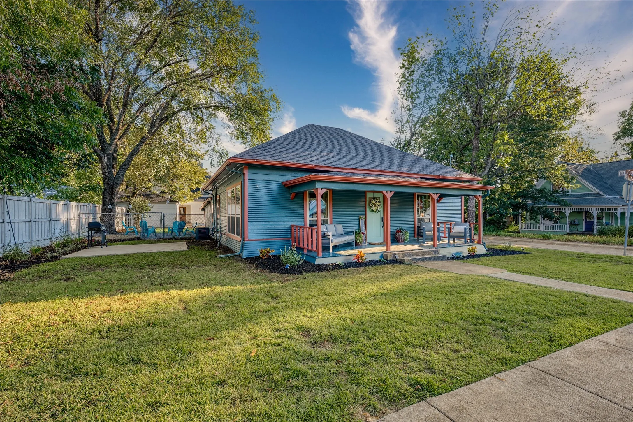 Single Family Residence For Sale in Collin County , 809 W Lamar Street, Mc Kinney, Texas 75069, 2 Bedroom, 1 Bathroom, Garage spaces, 1,190 Sqft, built in 1962, mls#21154944, Real Estate Agent in Mc Kinney, Homes For Sale in Collin county, Homes For Sale in Mc Kinney, Realtor in Mc Kinney Texas, Real Estate Brokerage Independent Realty Texas, Luminita Cordes Realtor